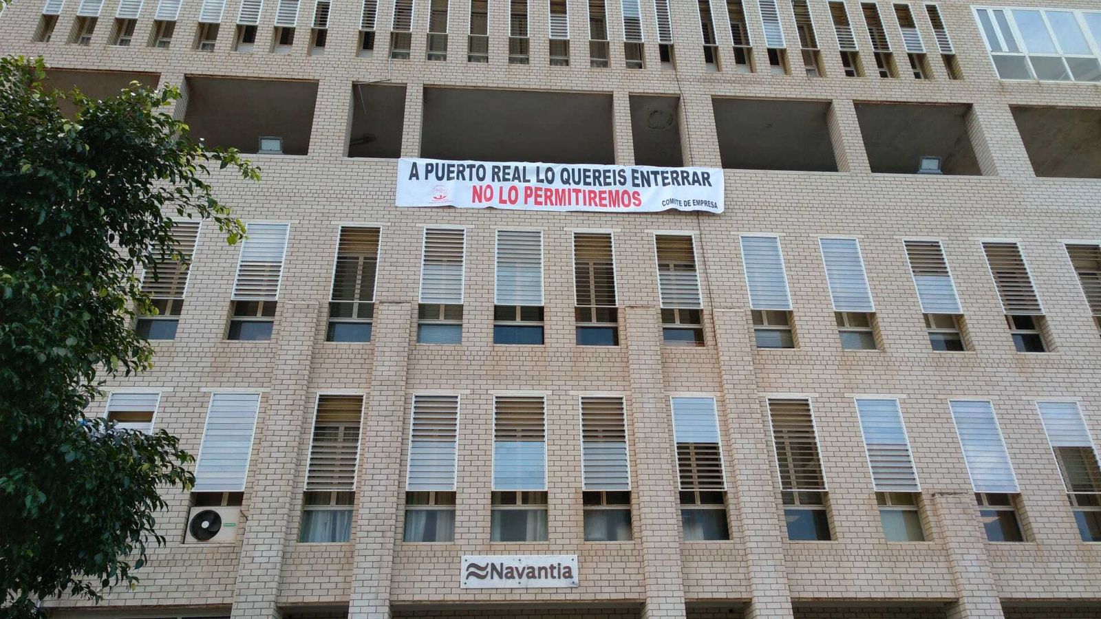 Pancarta colgada por el comité en las oficinas de Navantia Puerto Real.