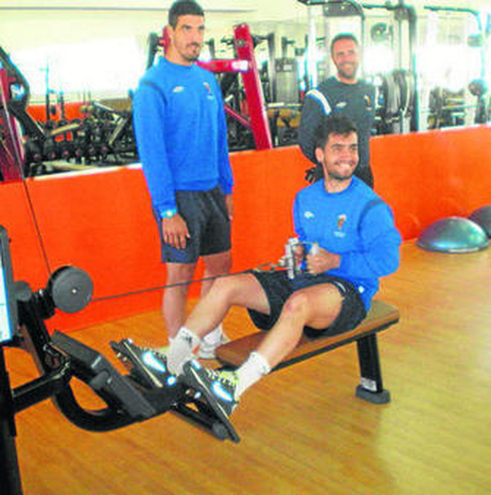 Algunos jugadores del San Roque ejercitándose ayer en el gimnasio.