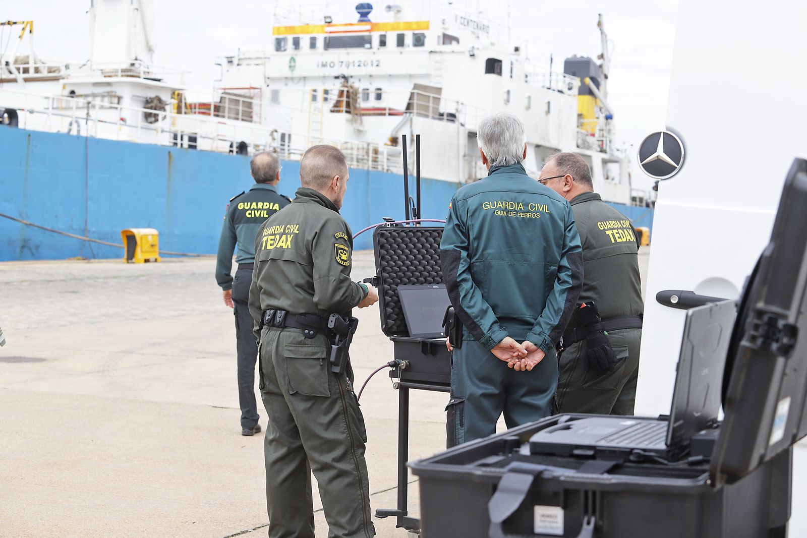 Imágenes del simulacro de explosivos realizado en el muelle de Levante