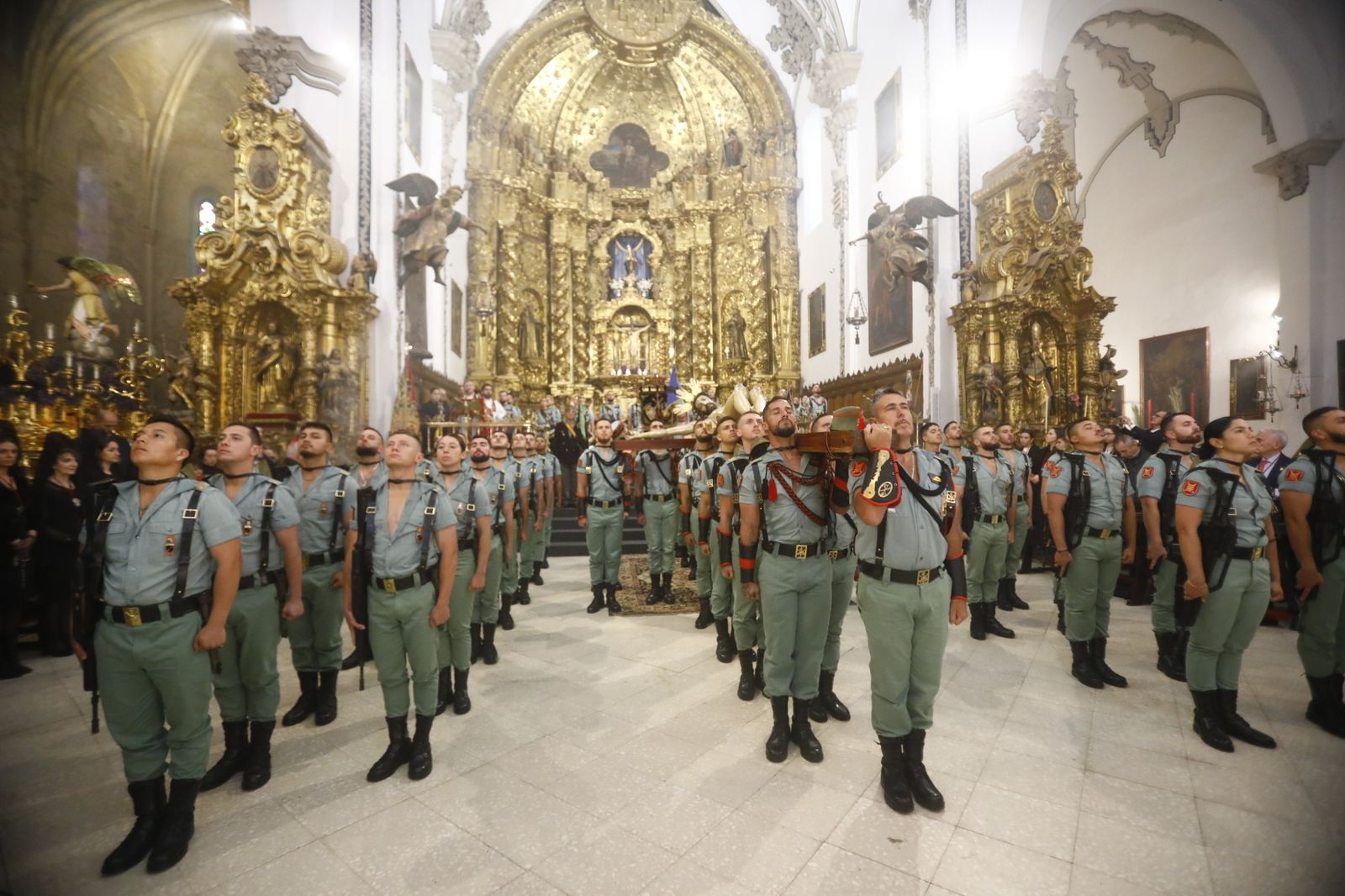 Las mejores imágenes del vía crucis de la Caridad de Córdoba con la Legión en este Viernes Santo