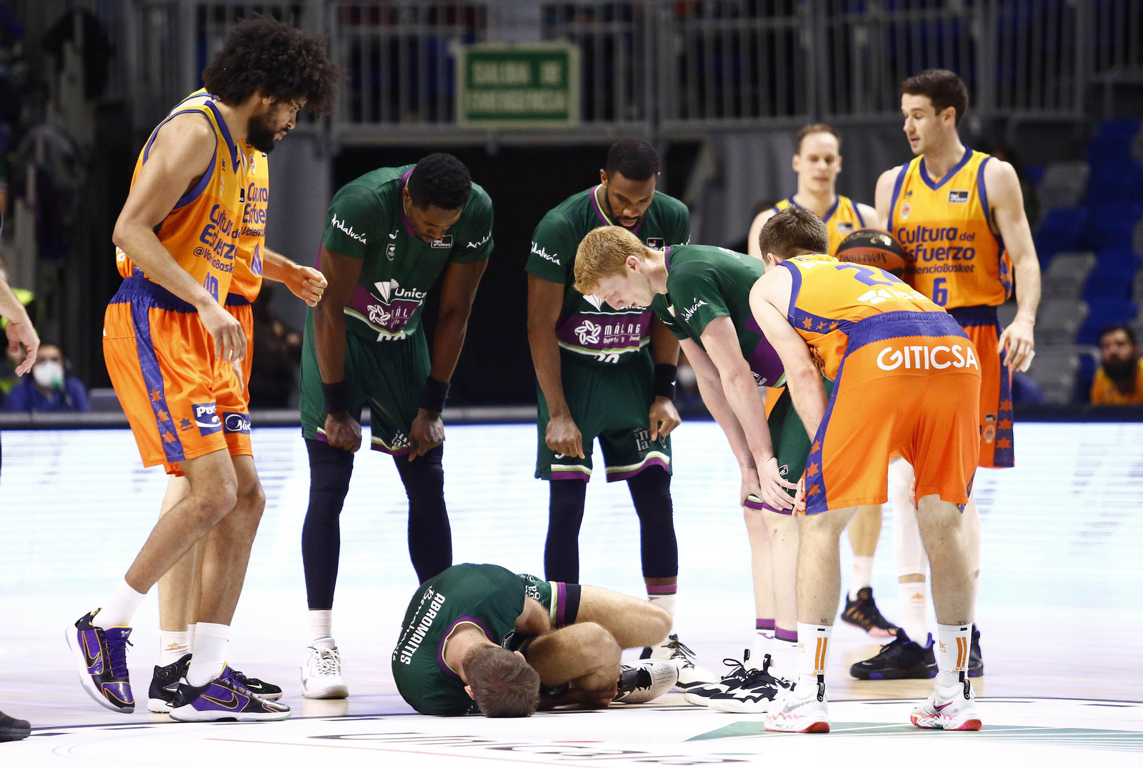 Abromaitis, dolorido en el suelo.