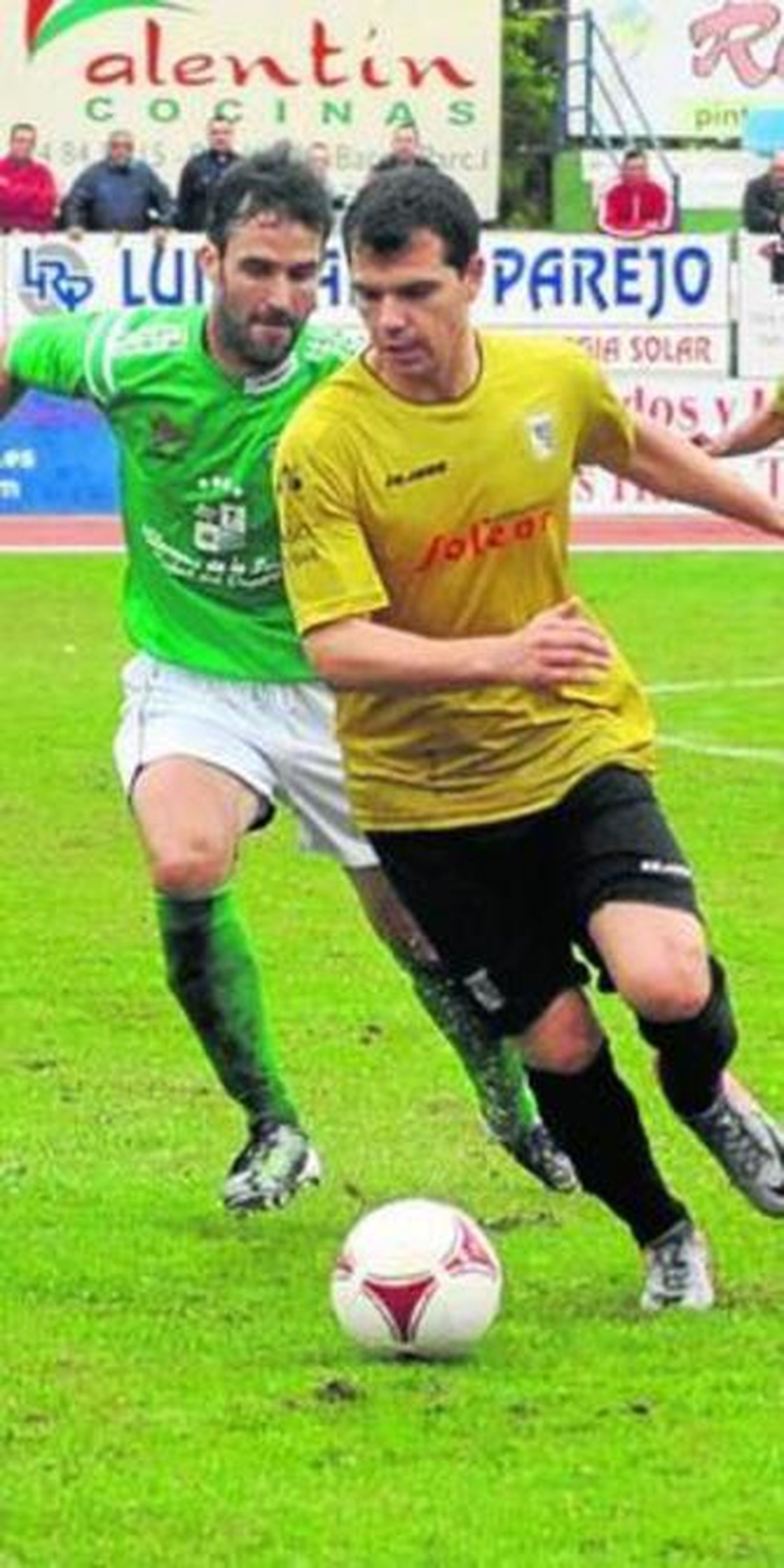 Espinar conduce el cuero perseguido por un rival.