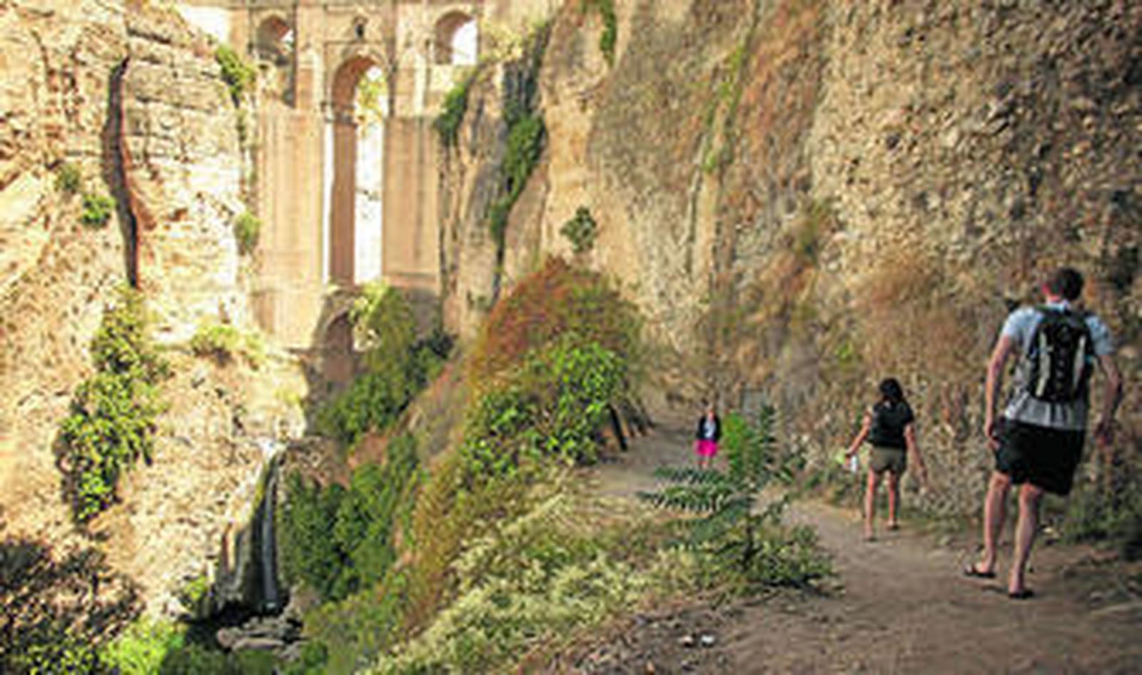 Turistas en la bajada del Tajo, en Ronda.
