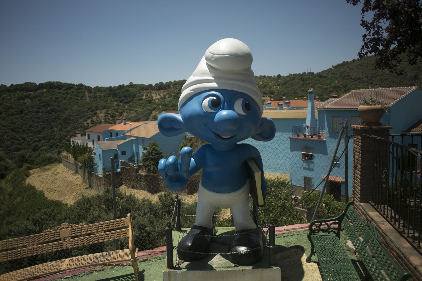 Figura original de pitufo que se mantiene sin problemas en uno de los parques de la localidad.