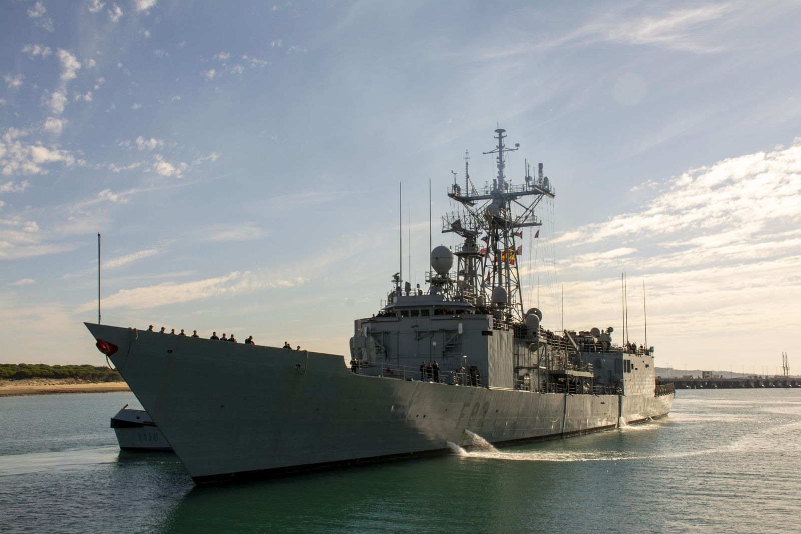 Fuerzas Armadas:  Imágenes del recibimiento a la fragata Victoria en Rota. ¿Te quieres casar conmigo?