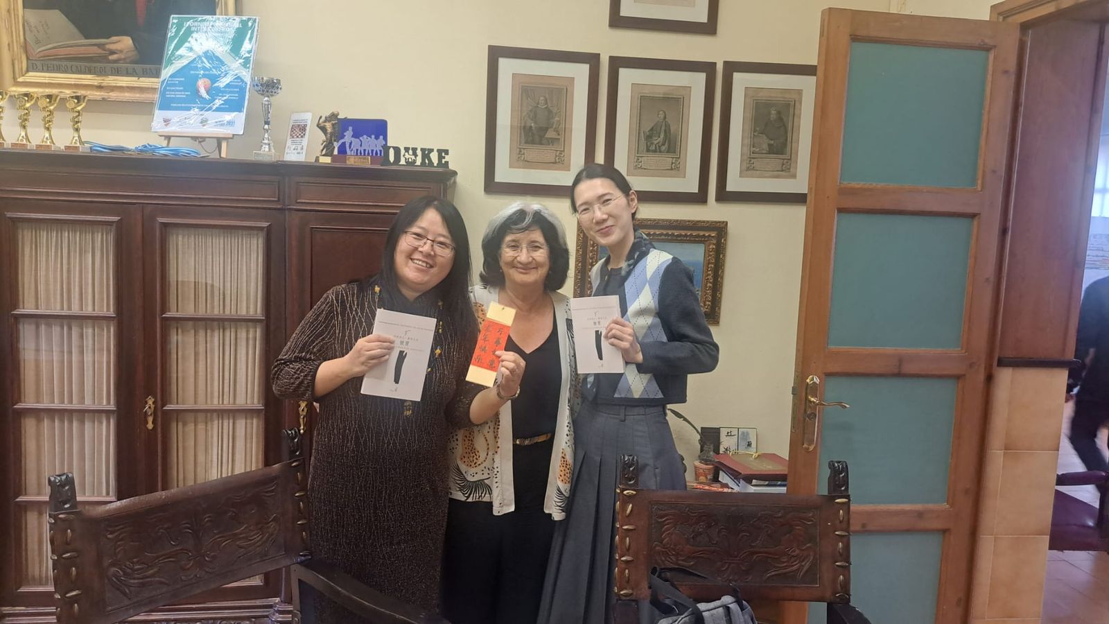 Natividad Montaño, junto a las responsables del Aula Confucio.