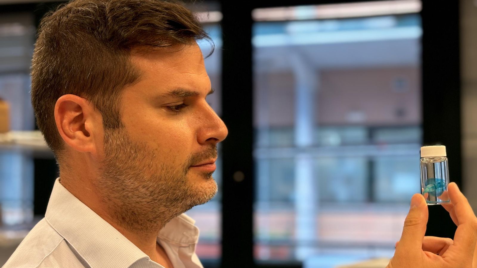 El algecireño Darío Lupiáñez, ante un frasco.