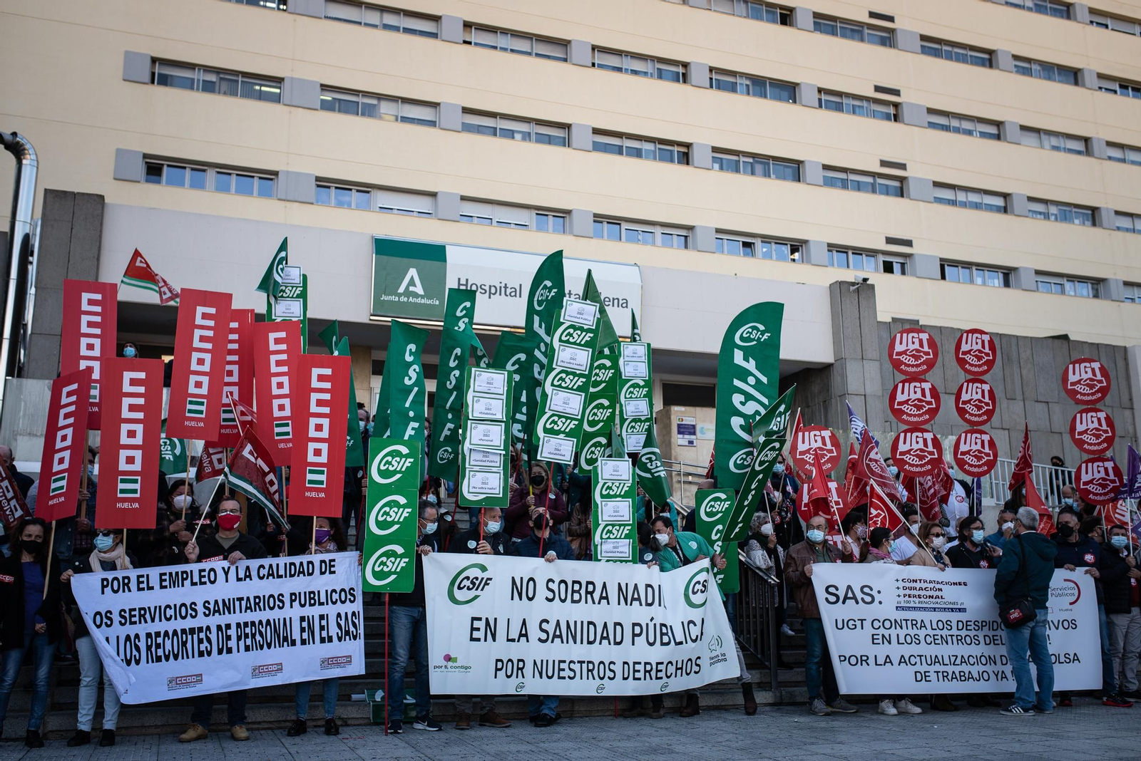 Imágenes  de la concentración sindical de sanitarios en el Infanta Elena