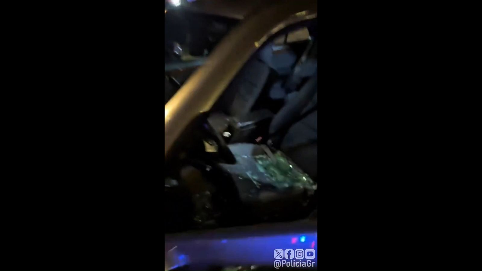 Se salta un semáforo en rojo a gran velocidad en Granada, embiste varias veces a un coche policial y acaba detenido