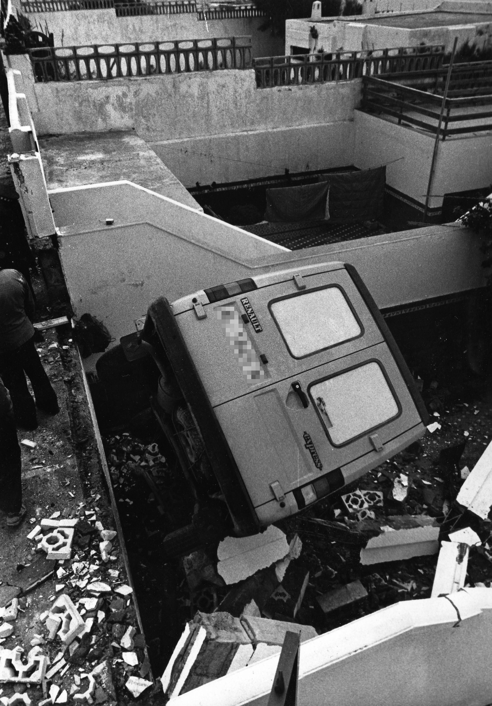 Una furgoneta Renault recién matriculada cayó al patio interior de una vivienda, sin causar heridos graves