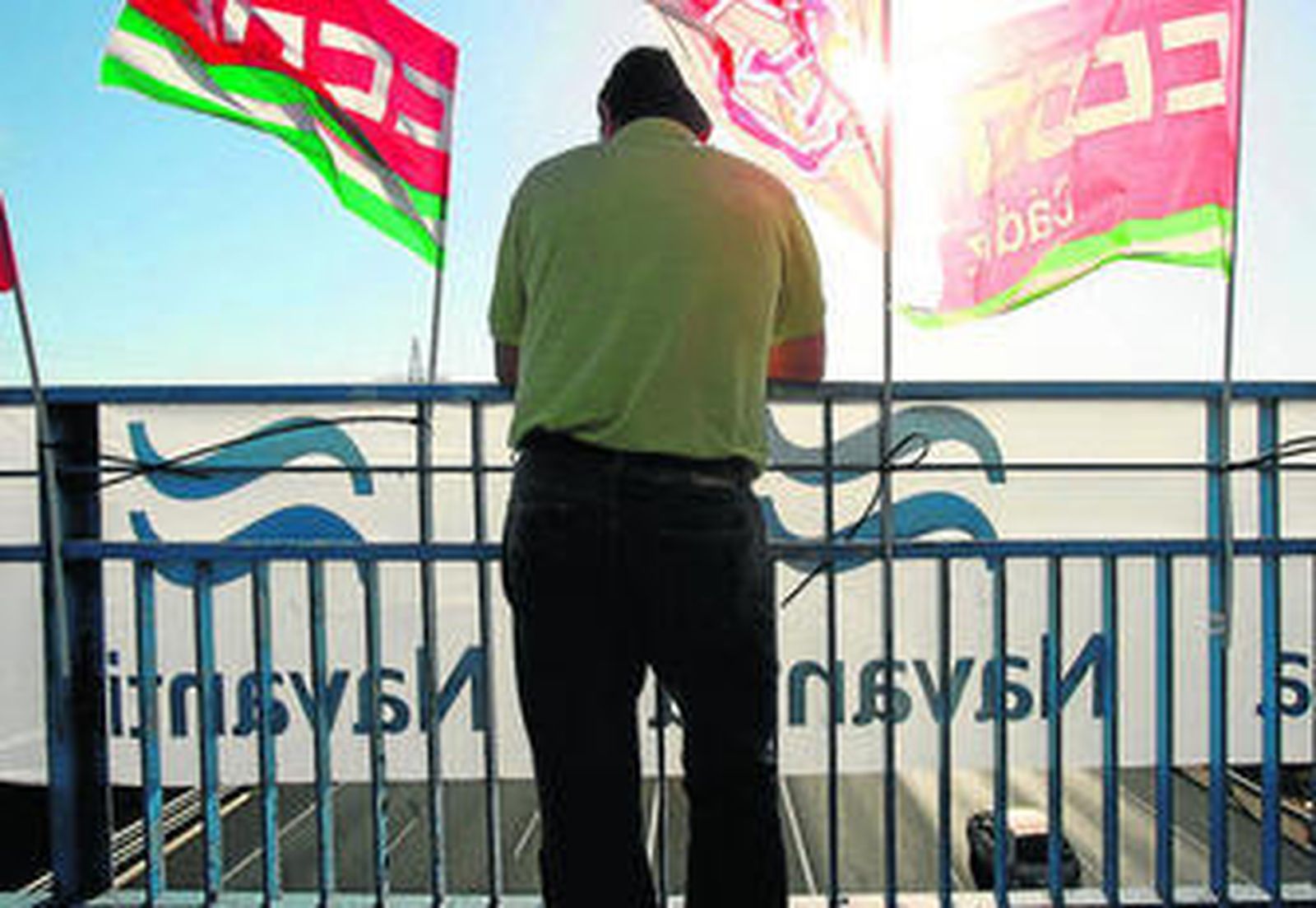 Imagen de uno de los miembros del comité, ayer en la pasarela peatonal sobre la autovía CA-35.