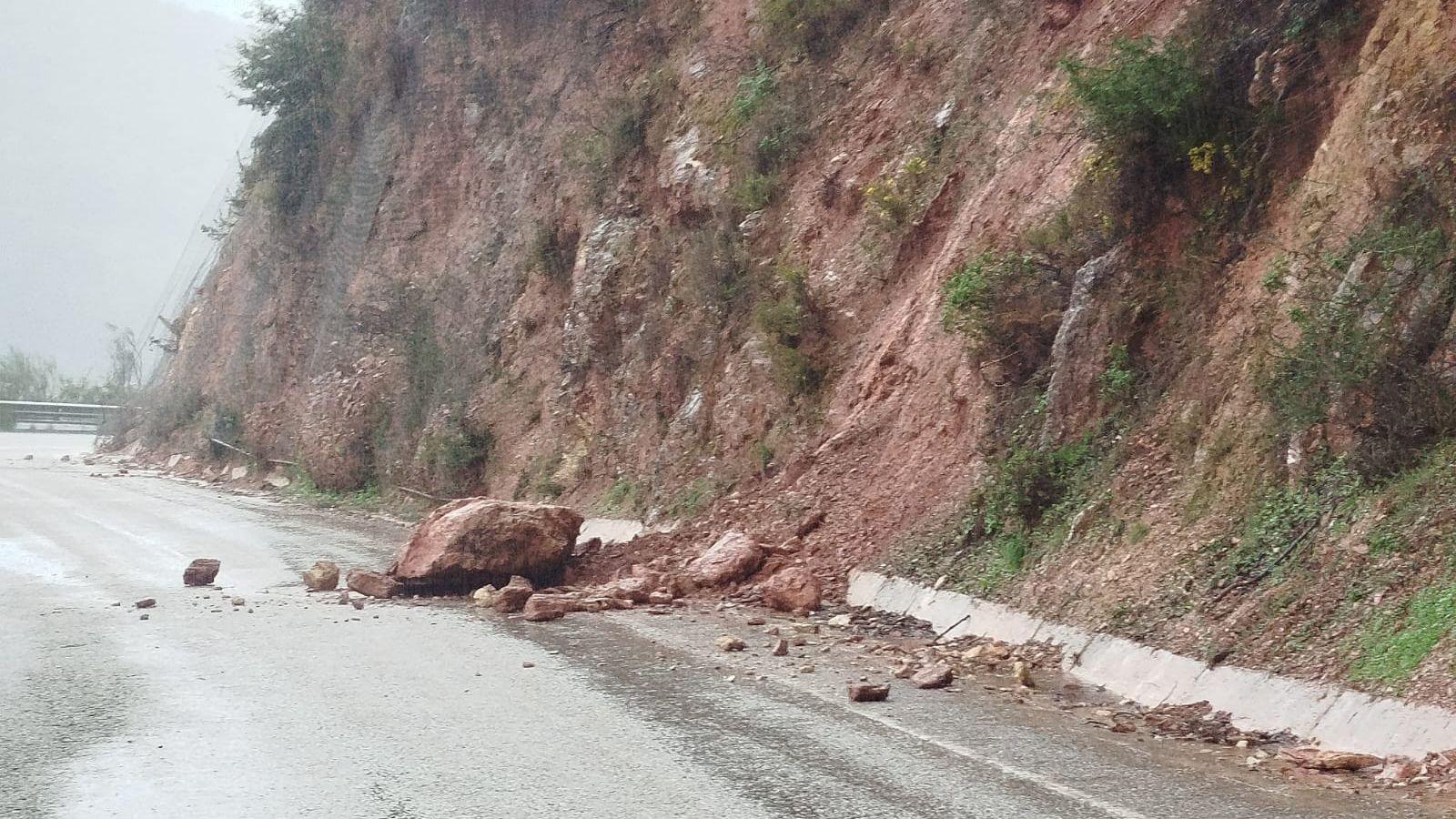 Caída de rocas en la carretera MA-8401, de Benaoján a Cortes de la Frontera.