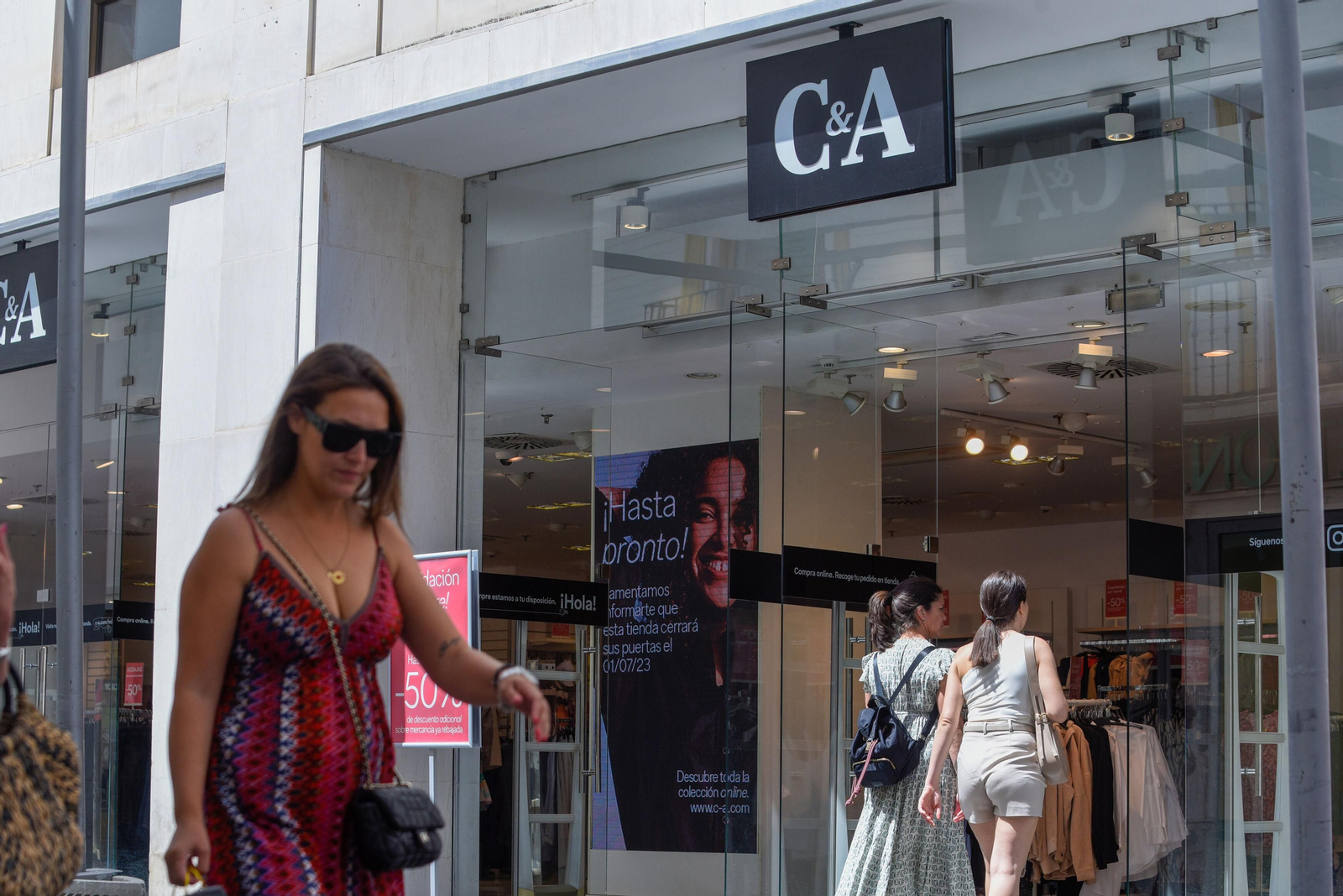 Una mujer pasa a la altura la tienda de moda, en el número 8 de la calle Tetuán.