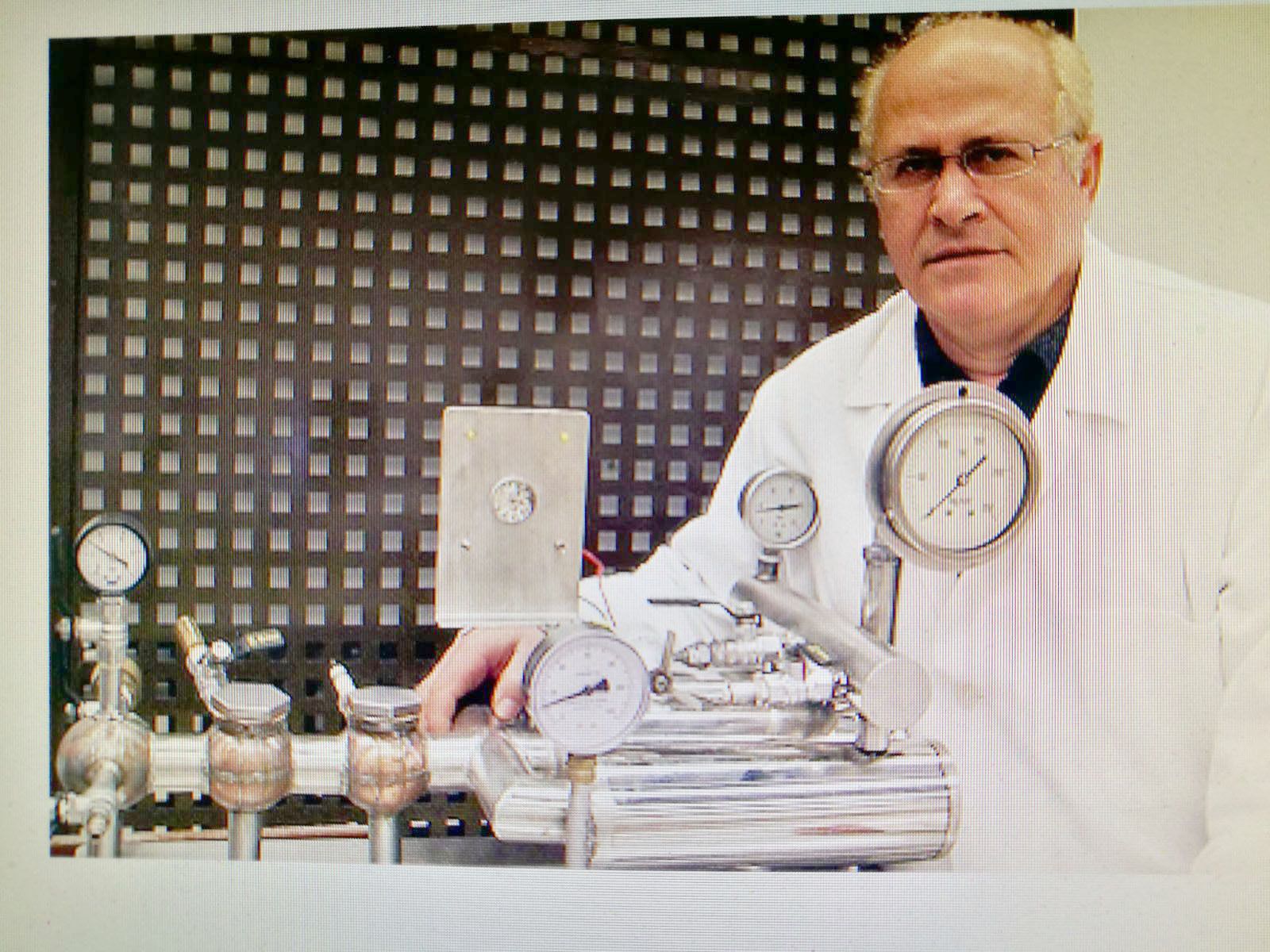 Ibáñez, junto a un prototipo de generador eléctrico ecológico.