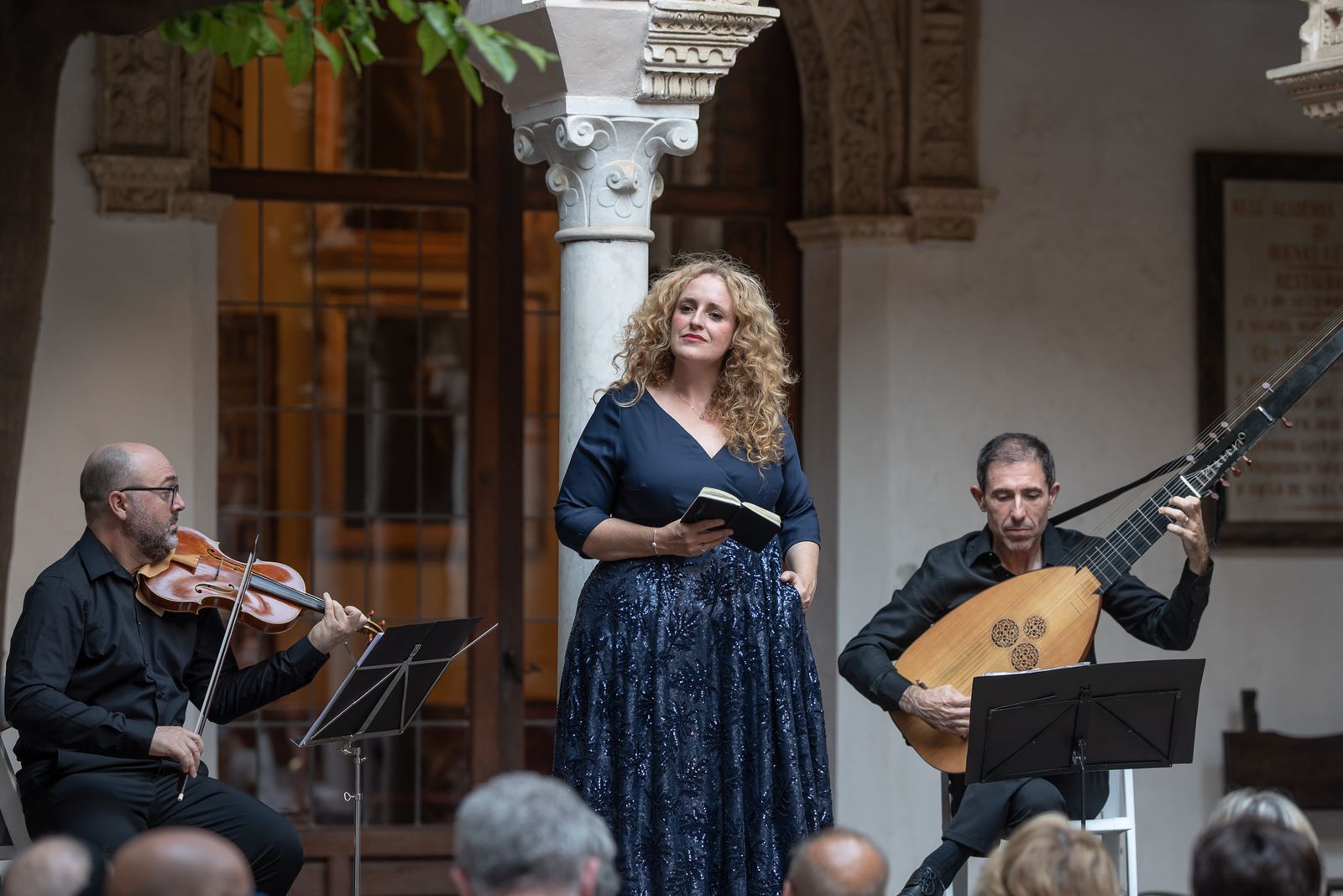 Pablo Prieto, Raquel Andueza y Jesús Fernández Baena, La Galanía en el patio de los Pinelo