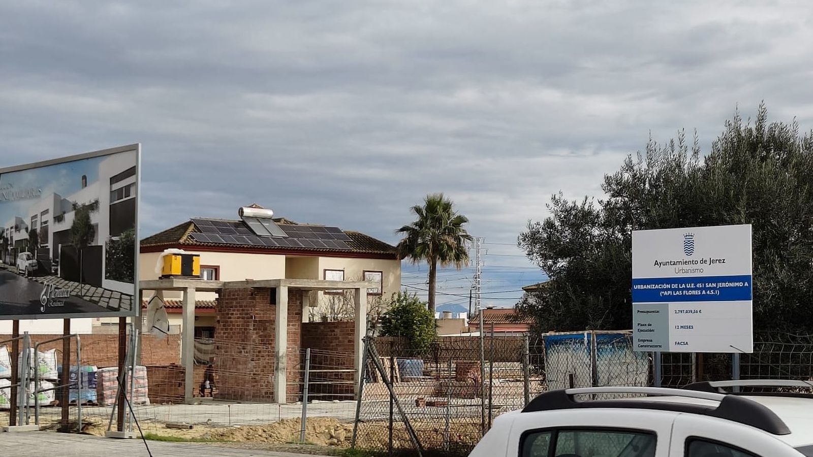Cartel anunciador de las obras, en la avenida de Espera de Jerez, junto a uno de los terrenos en los que hay prevista la construcción de nuevas viviendas.