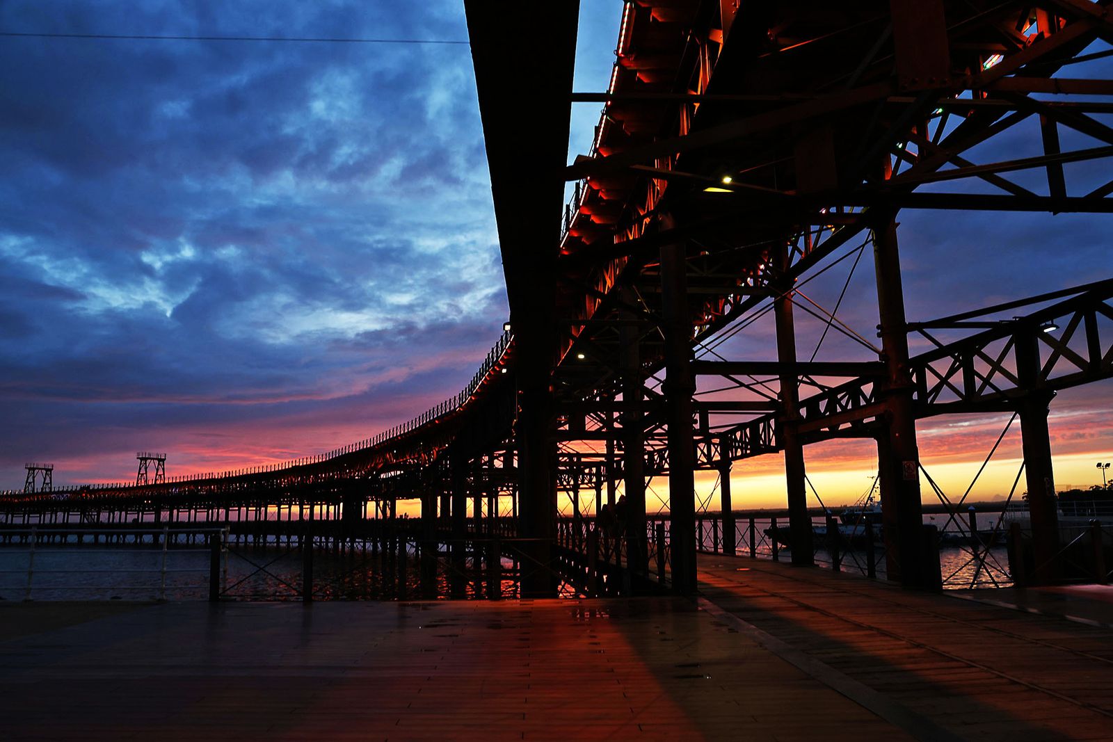 El impresionante atardecer en el muelle de la compañía Riotinto