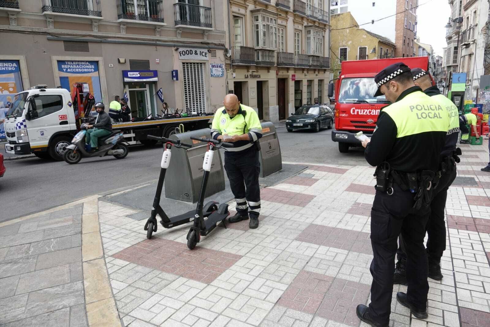 Las fotos de la retirada de patinetes eléctricos mal aparcados en Málaga