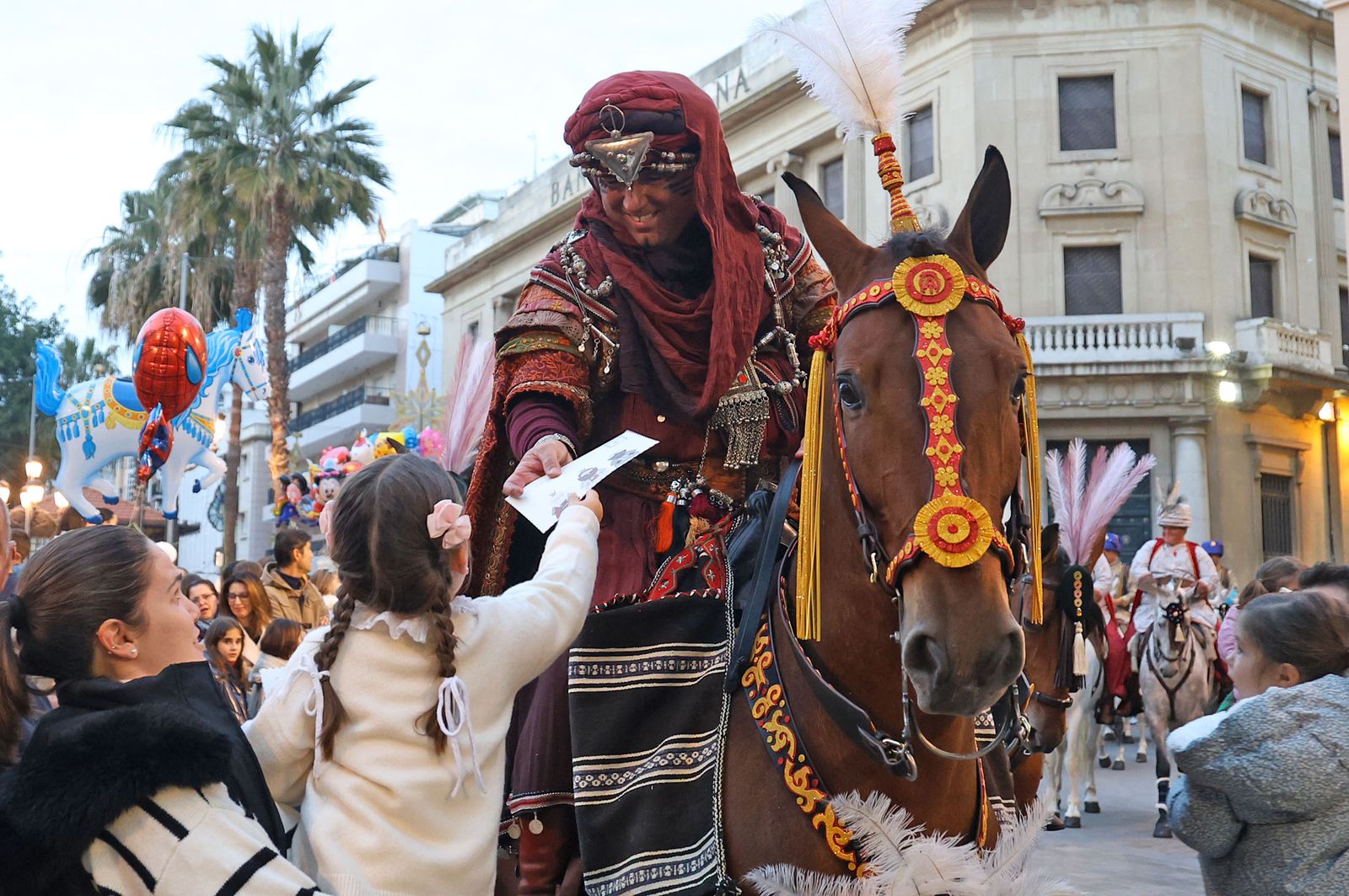 Imágenes del Heraldo Real anunciando la llegada de los Reyes Magos a Huelva