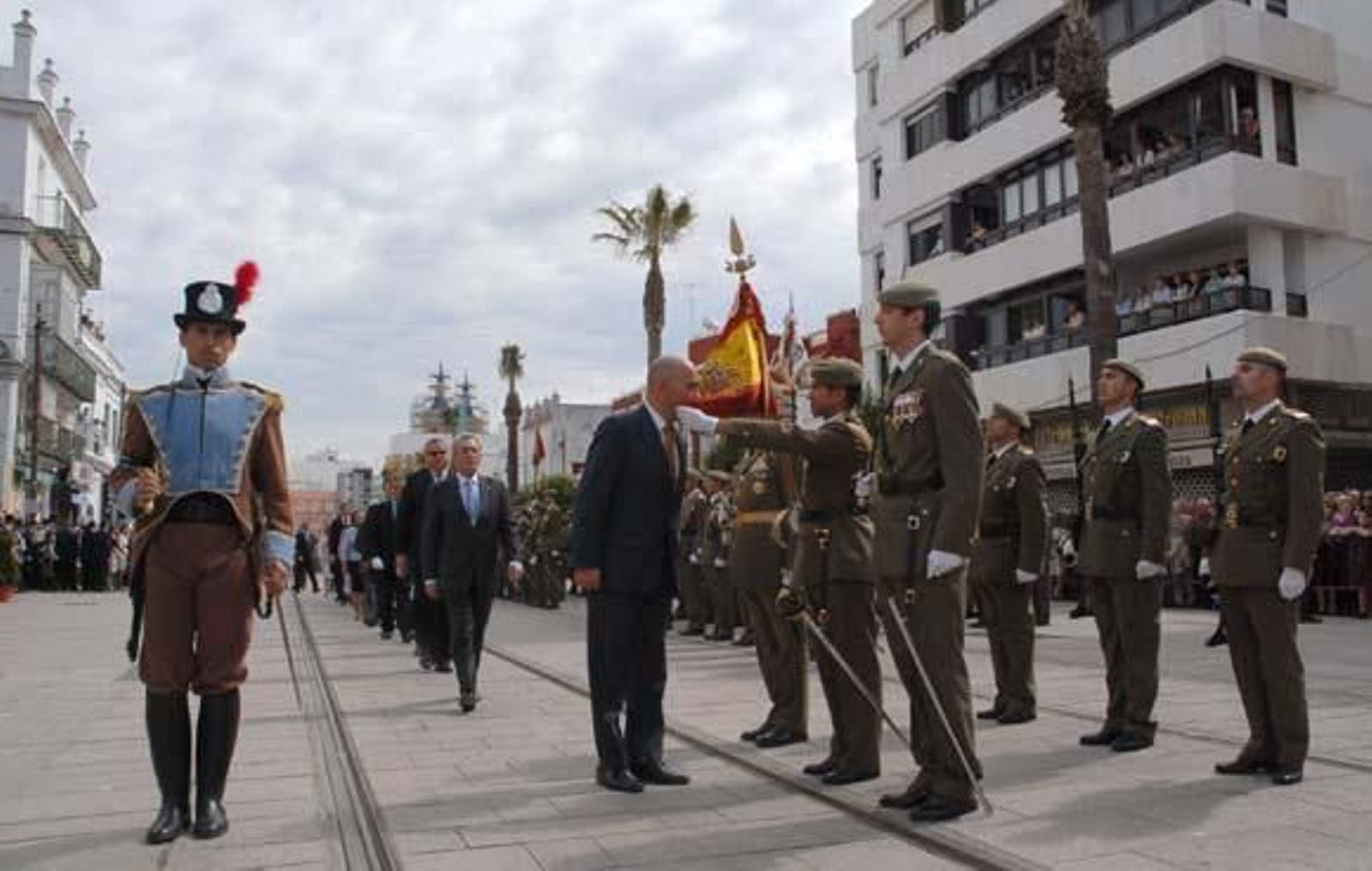 Casi 200 personas participaron en la jura de bandera civil, celebrada en la calle Real

Foto: Rioja