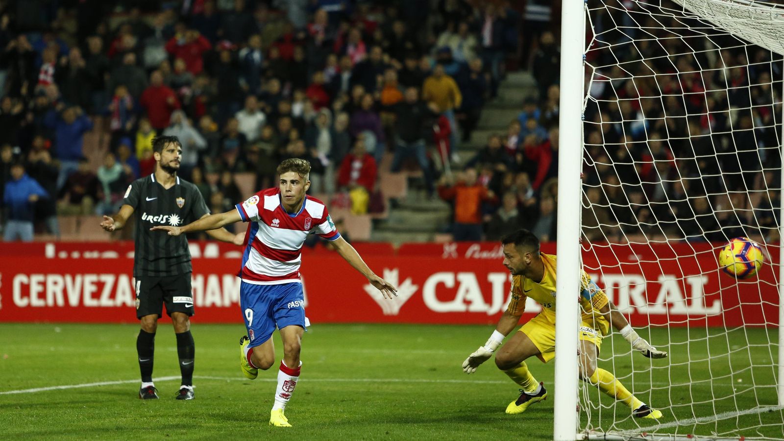 Pozo celebra el tanto que le dio el triunfo a los rojiblancos ante el Almería
