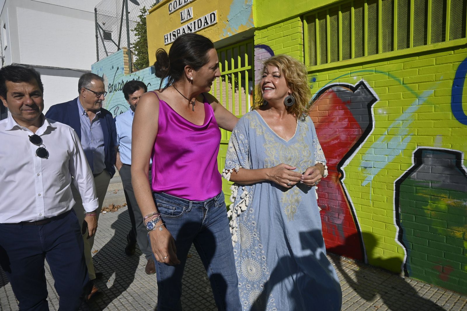 Loles López y Pilar Miranda visitan la escuela de verano del Distrito V, en imágenes