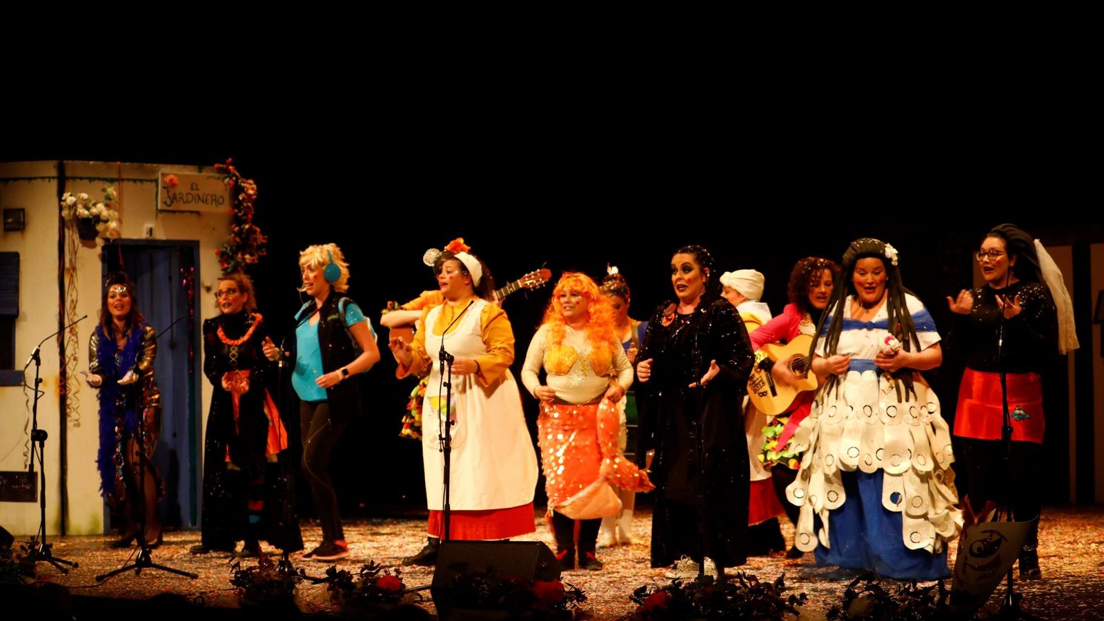 Comparsa femenina que ha intervenido en el pregón.