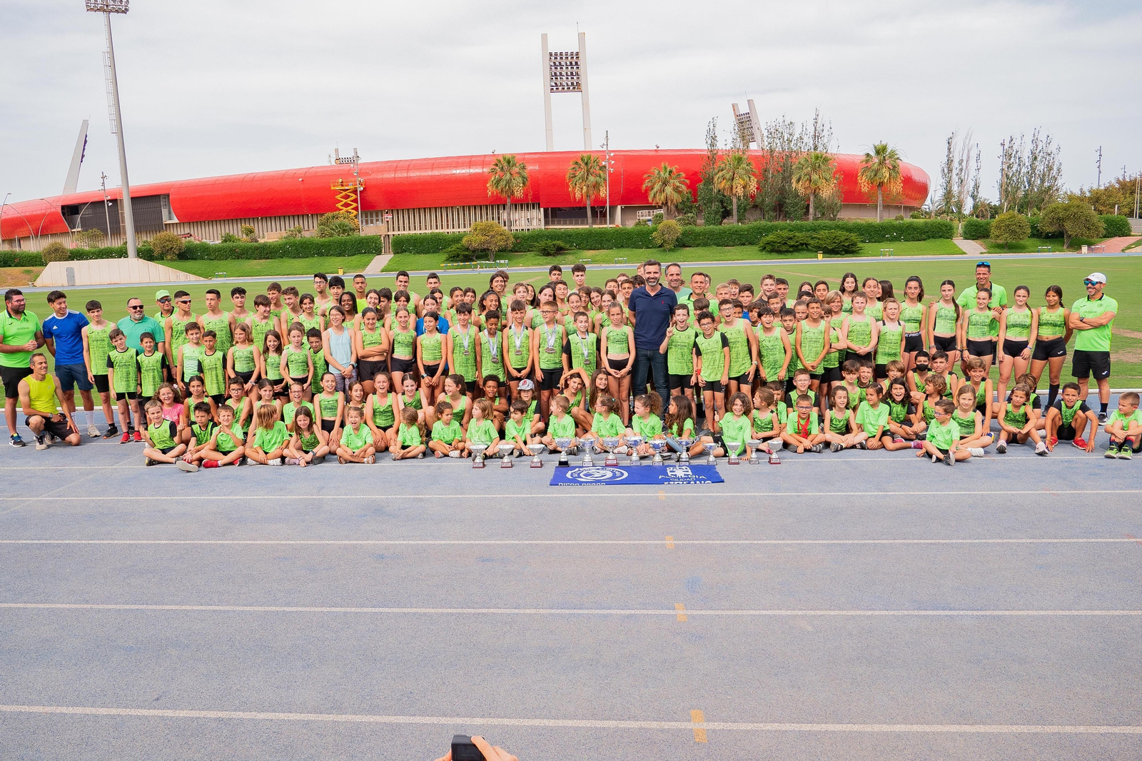 Foto de familia del alcalde con el Bahía de Almería.