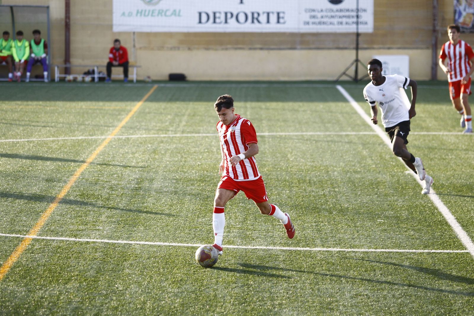 Javi López avanza con el balón durante el último encuentro disputado en el Francisco Pomedio.