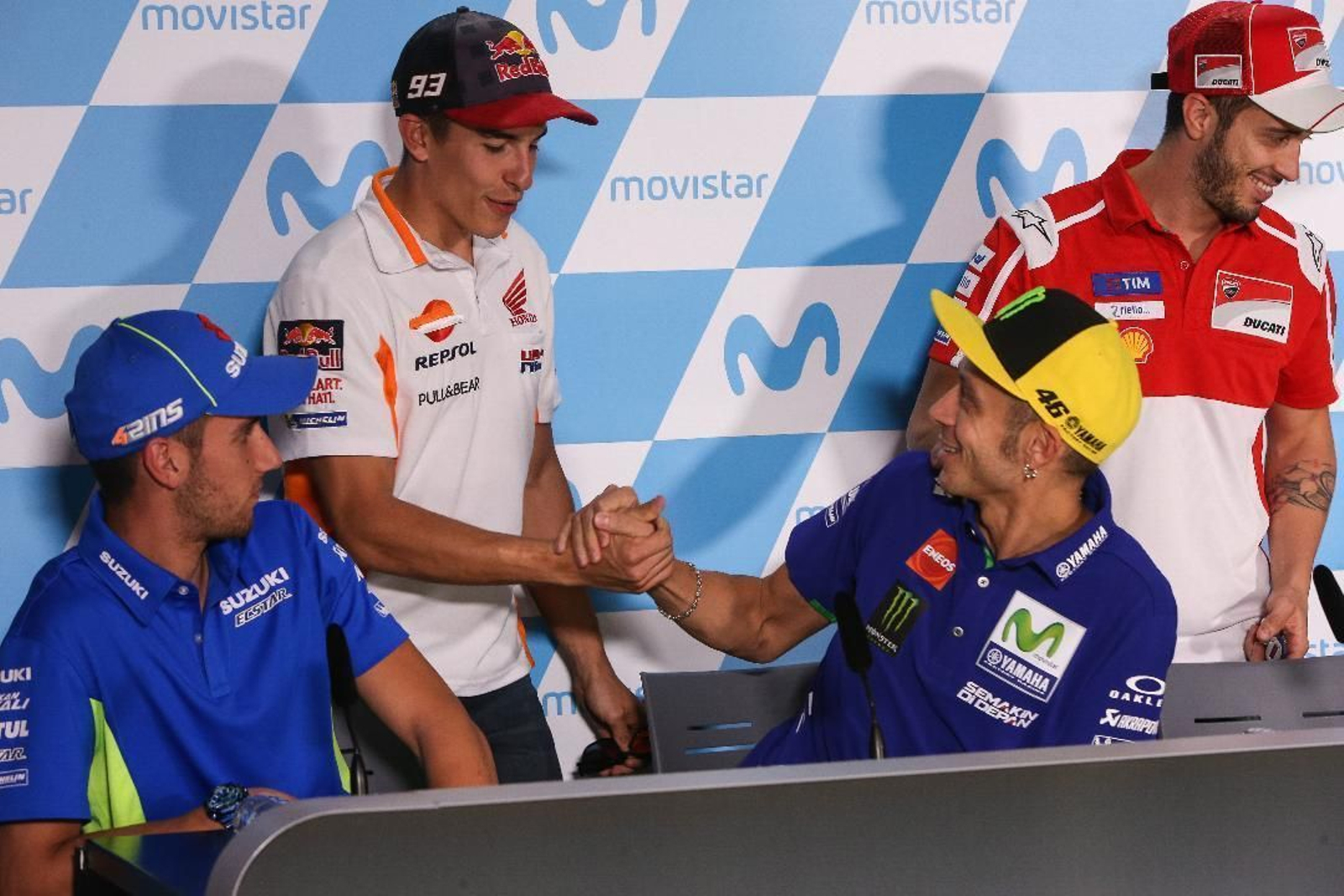 Marc Márquez saluda a Valentino Rossi ayer en la rueda de prensa previa a la carrera en MotorLand.