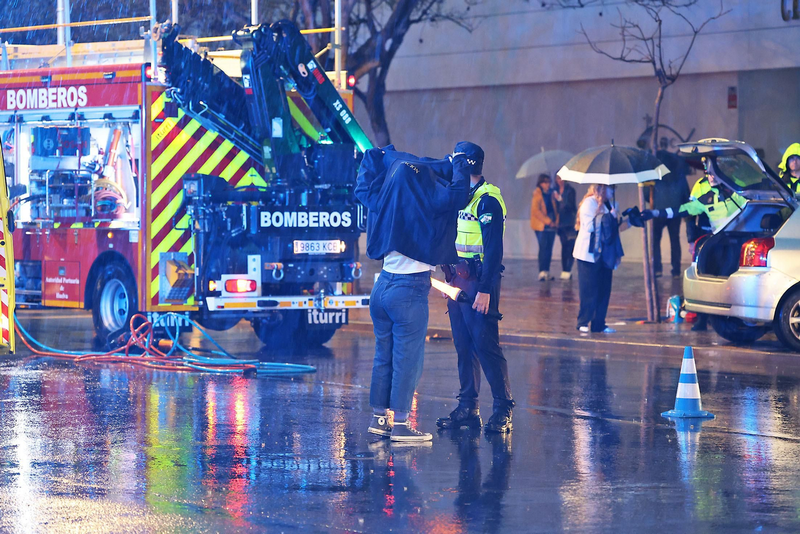 Las espectaculares imágenes del rescate de una persona en un accidente de tráfico en Huelva