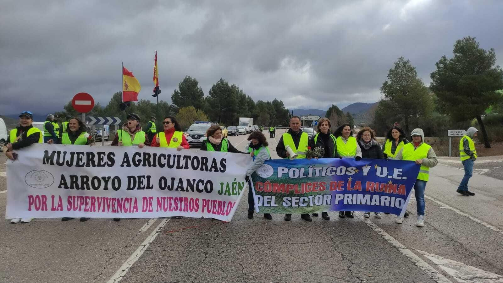 Mujeres en el corte de carreteras.
