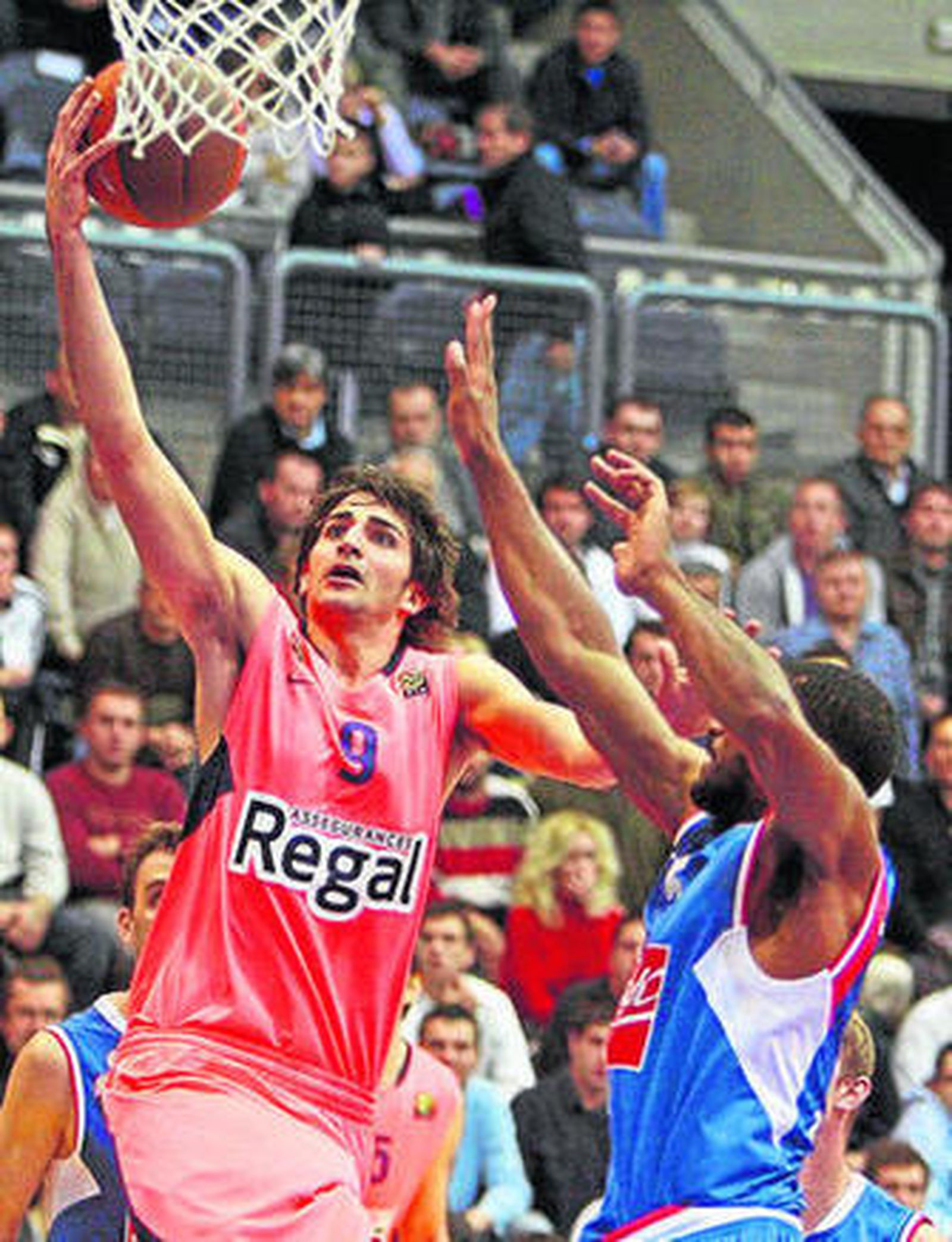 Ricky Rubio anota en presencia de Marcus Johnson.