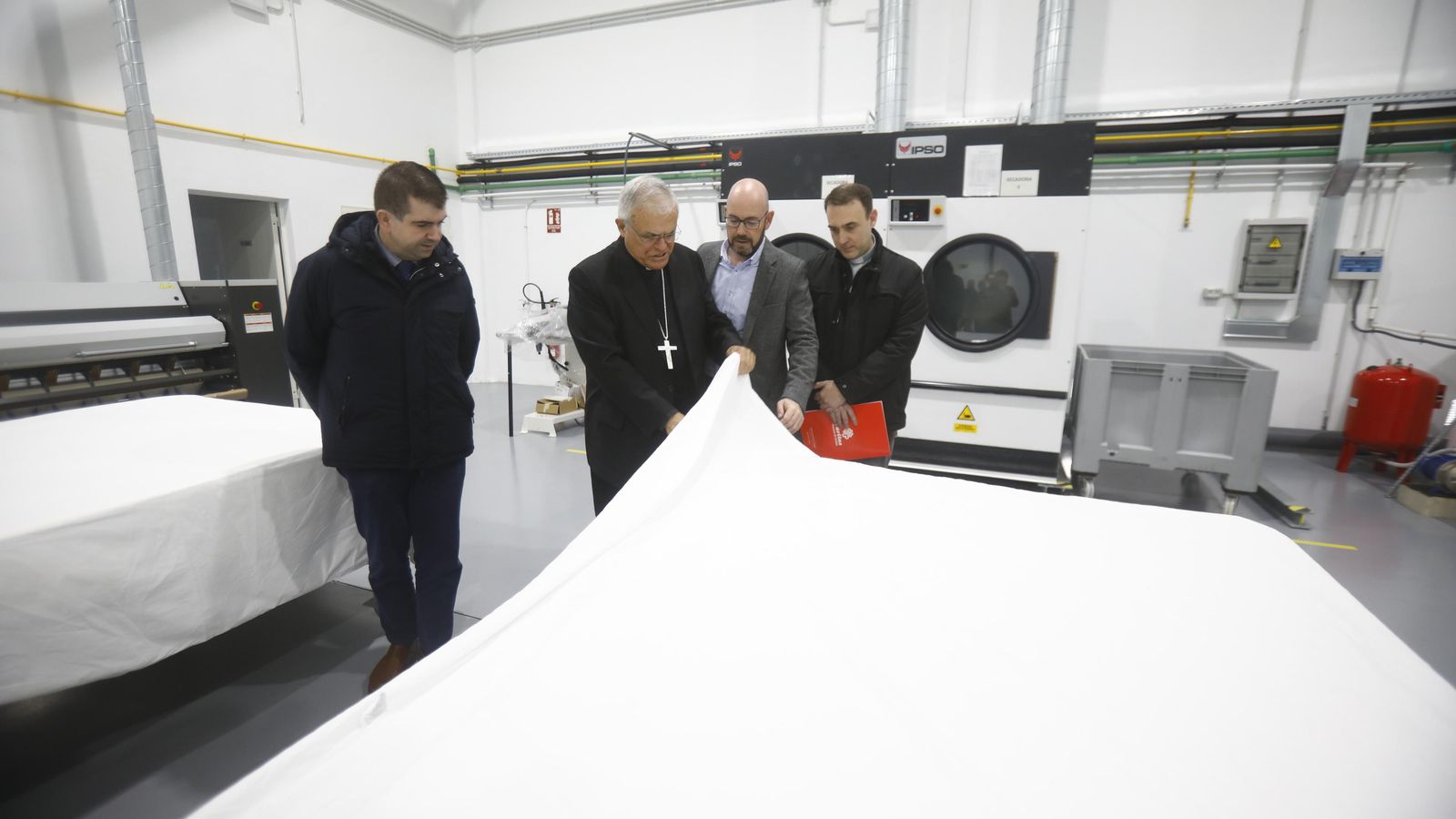 El obispo de Córdoba, en la inauguración de la lavandería.