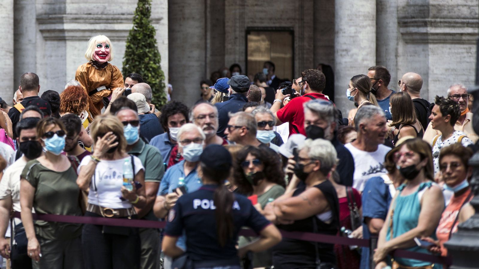 Italianos se agolpan en la entrada de la basílica de Santa Maria in Aracoeli.