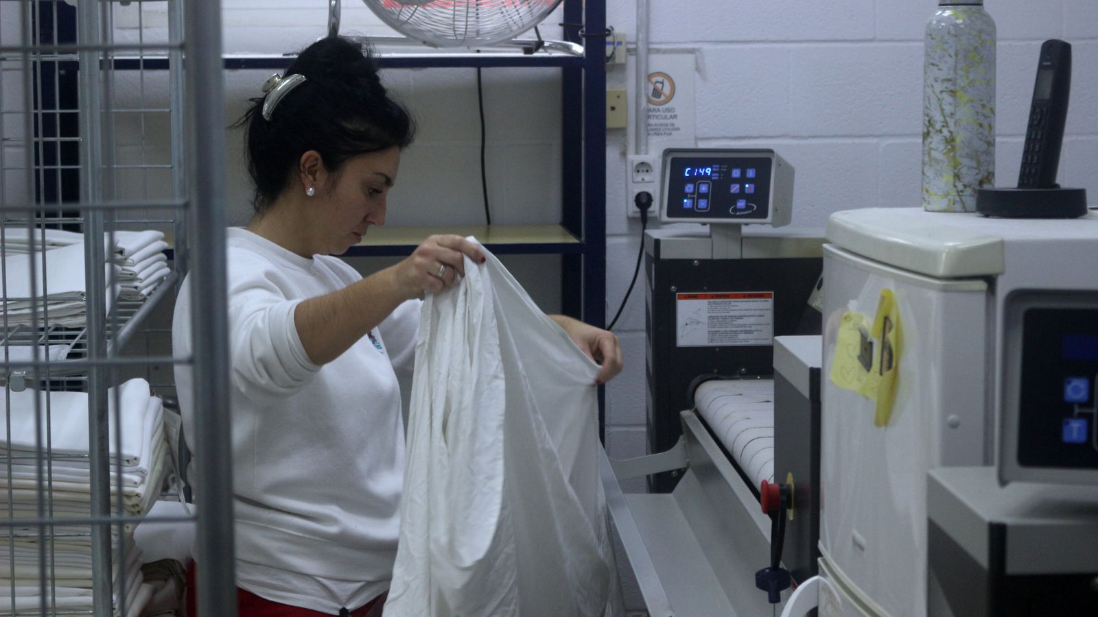 Gema, trabajadora de Prendas Bahía, en plena faena