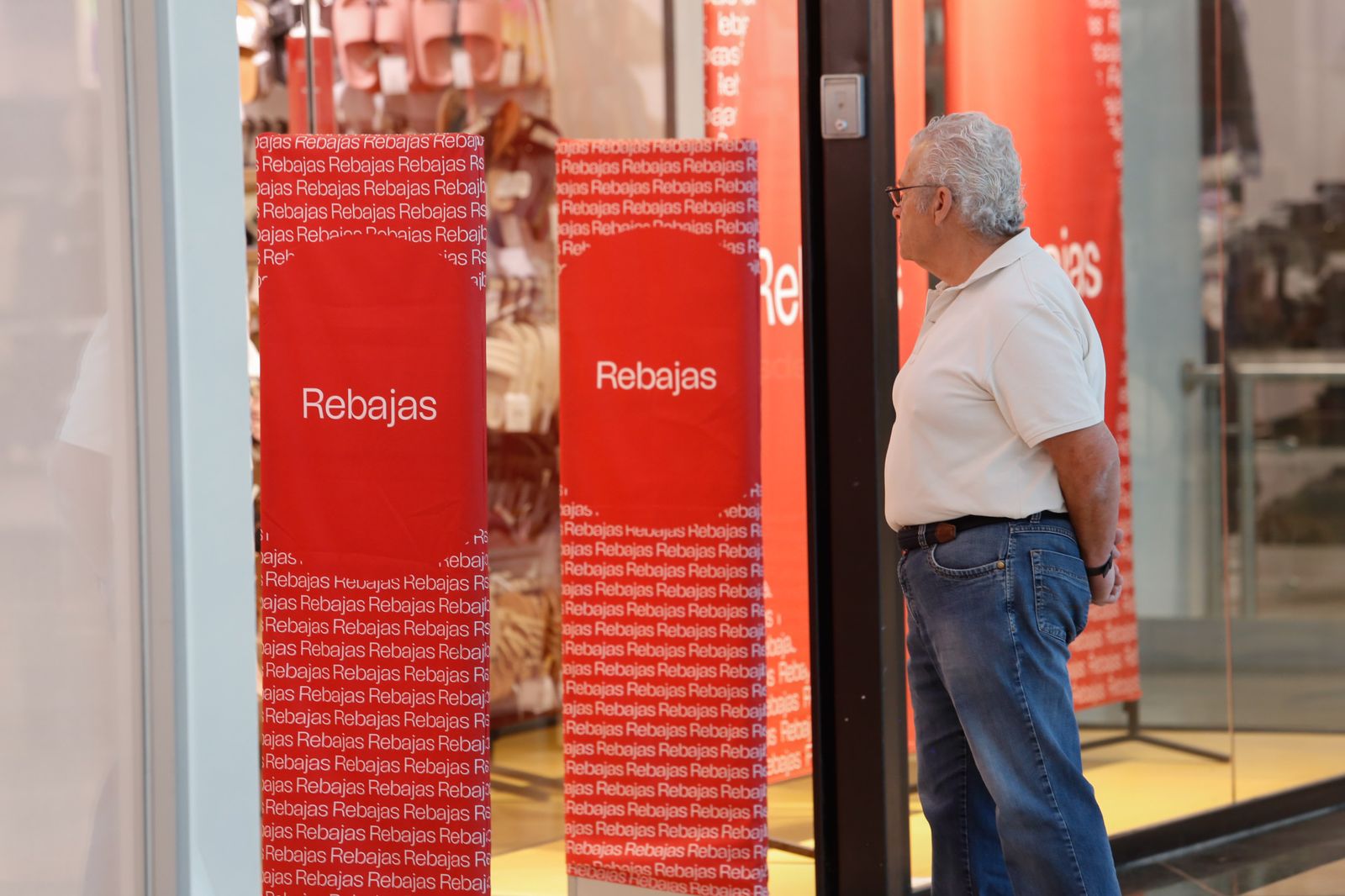 Arranque de las rebajas de verano en el centro comercial Puerta Europa de Algeciras, en imágenes