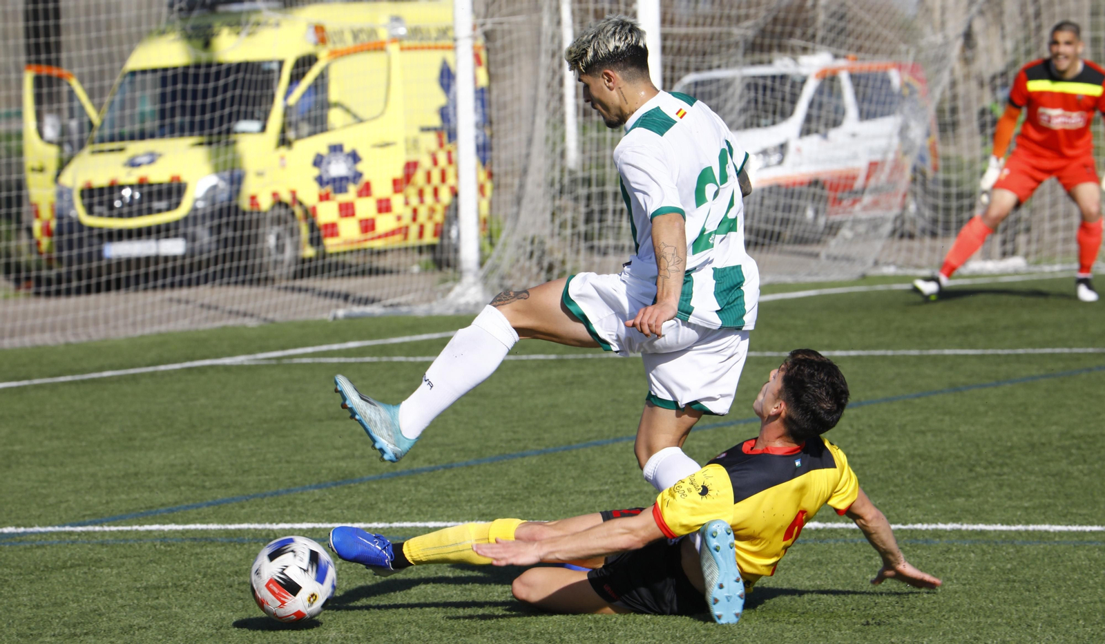 Meléndez intenta evitar la entrada de un rival.