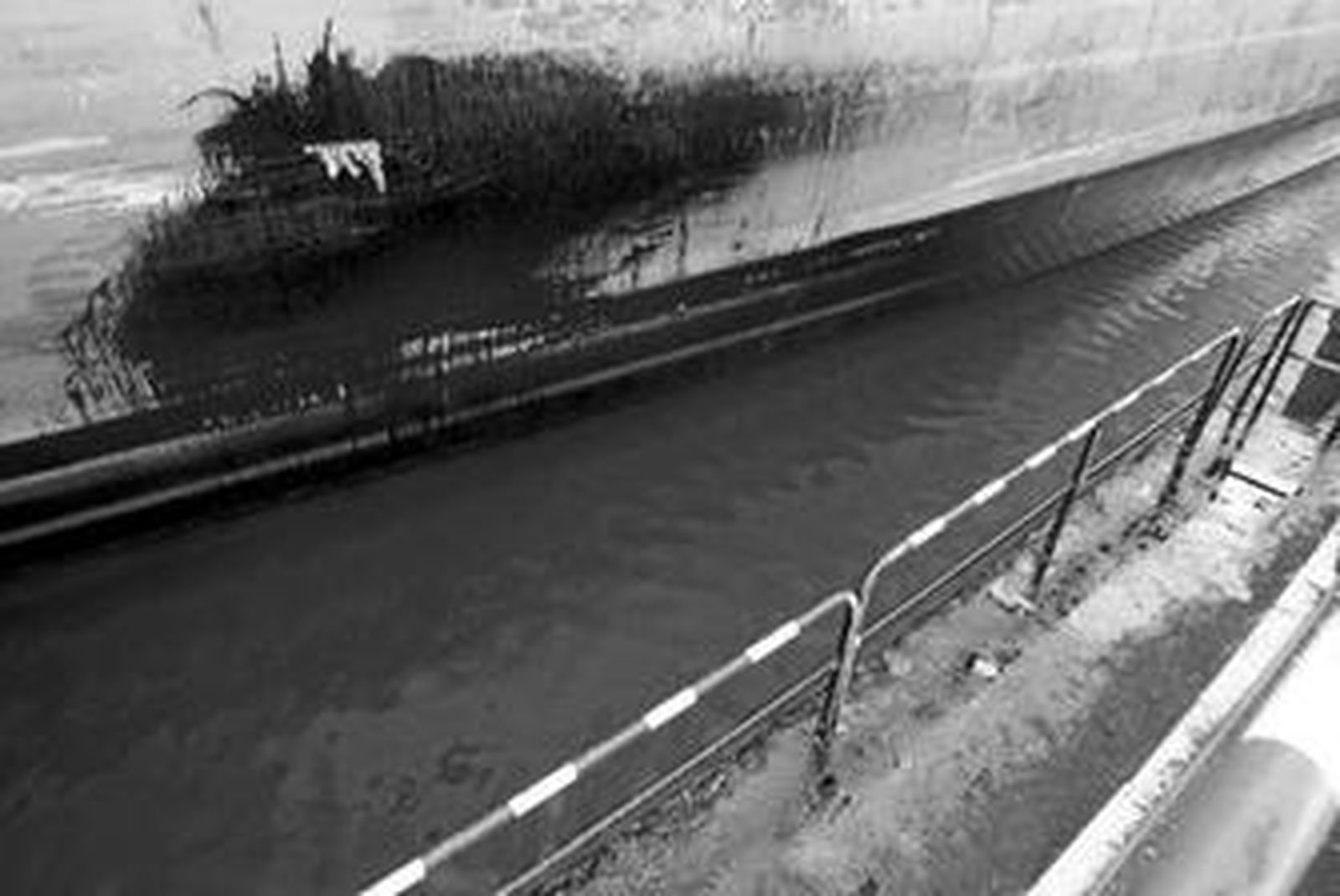 Imagen de la grieta en el casco del 'Shenzhen'.