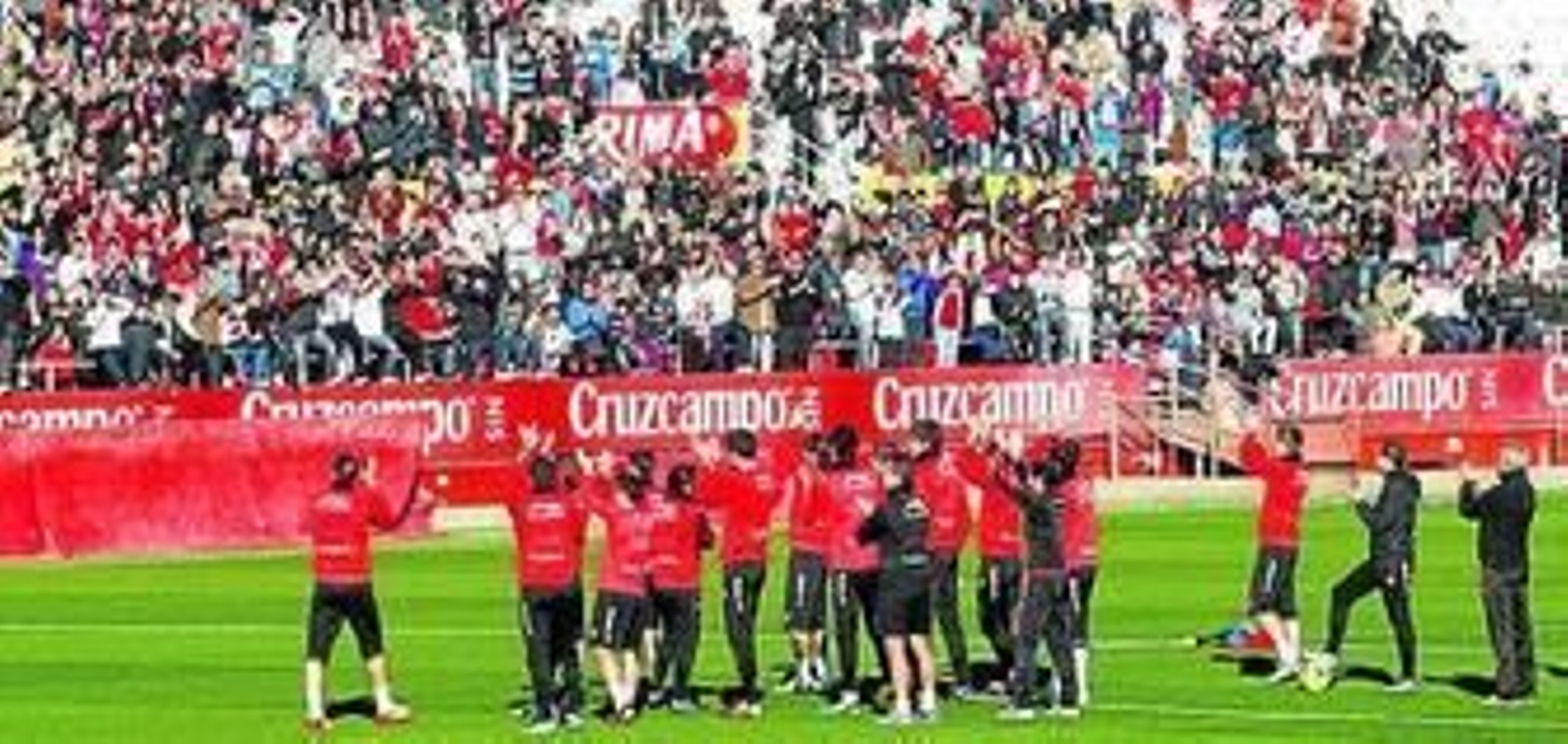 Los jugadores aplauden a la afición en el derbi del año pasado.