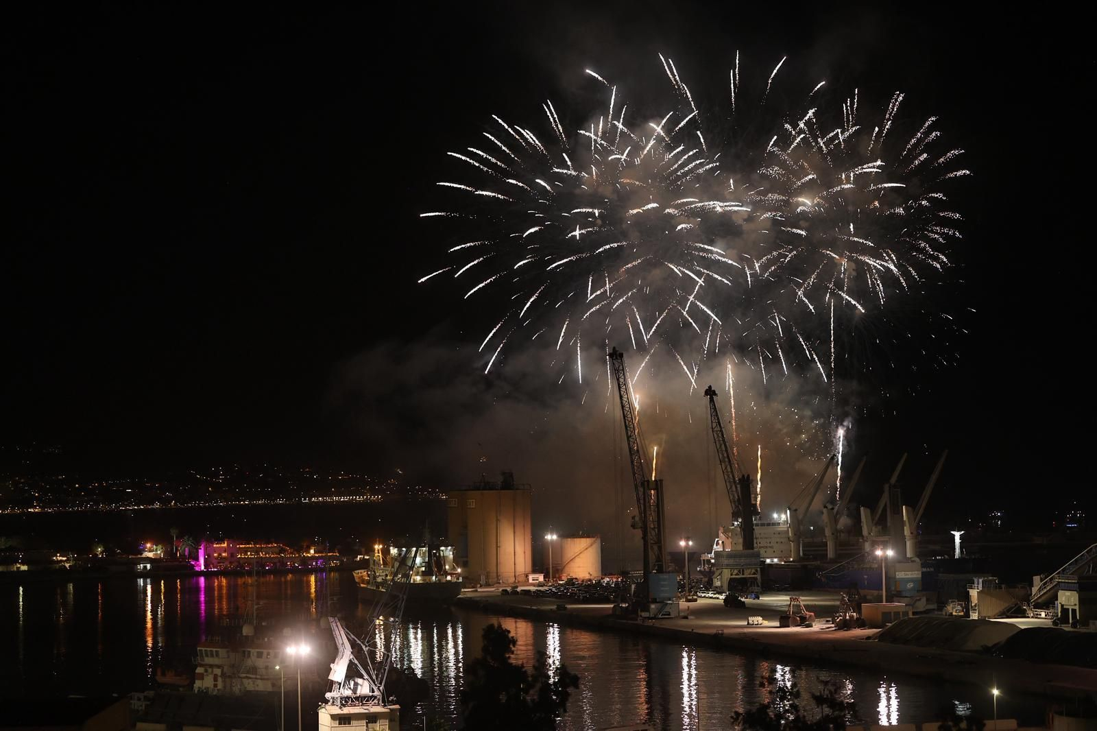 El show de drones y fuegos que da la bienvenida a la Feria de Málaga, en imágenes