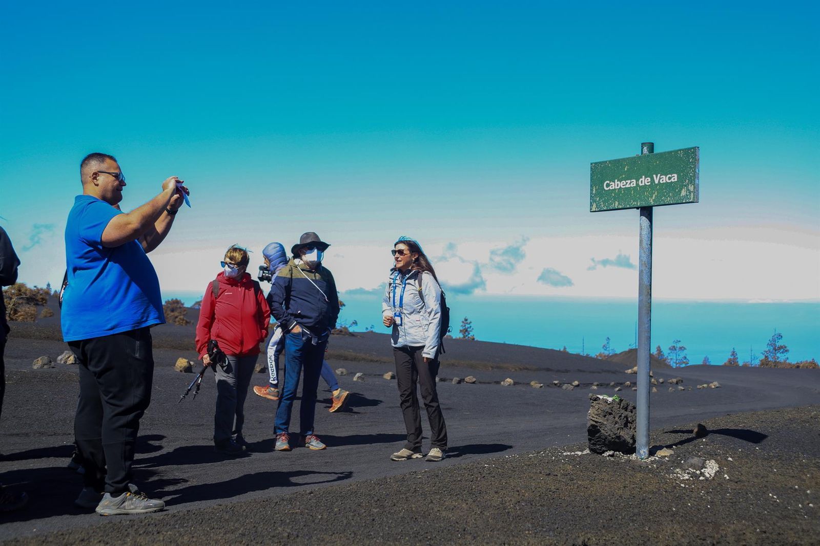 La primera ruta guiada al cono del volcán aún sin nombre, ha tenido lugar este jueves con un grupo de catorce personas.