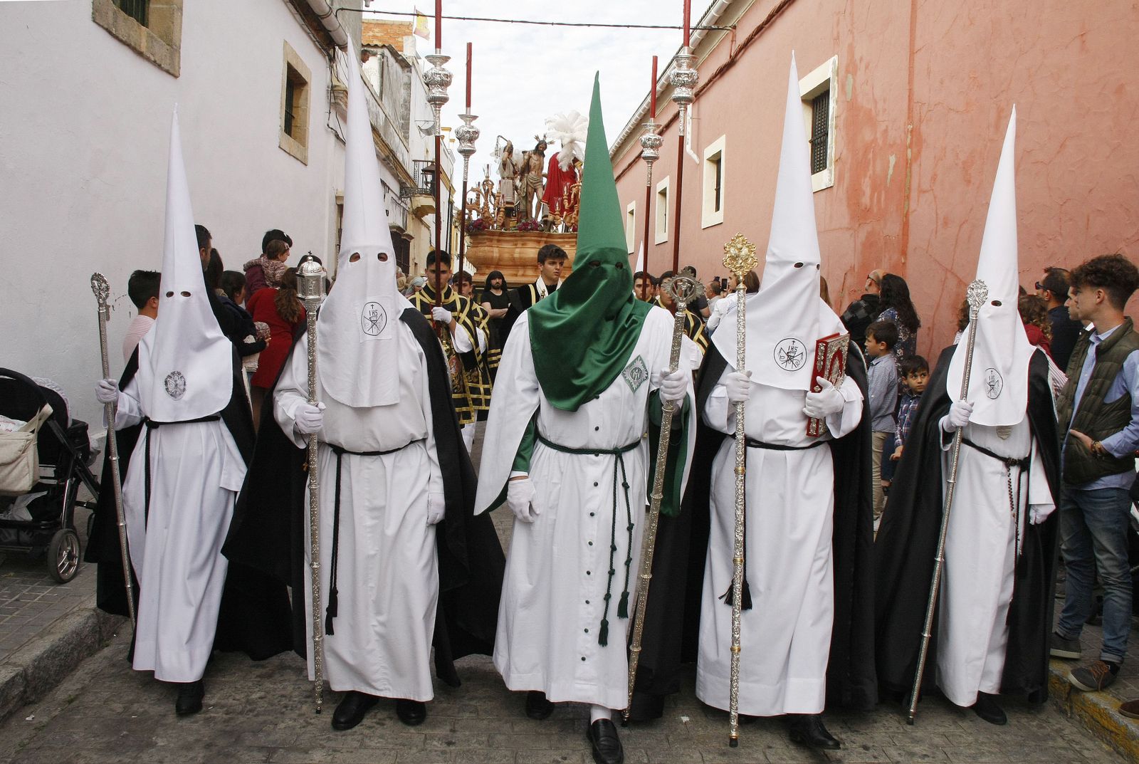 El Cristo de la Flagelación, tras los penitentes en la calle Espíritu Santo.
