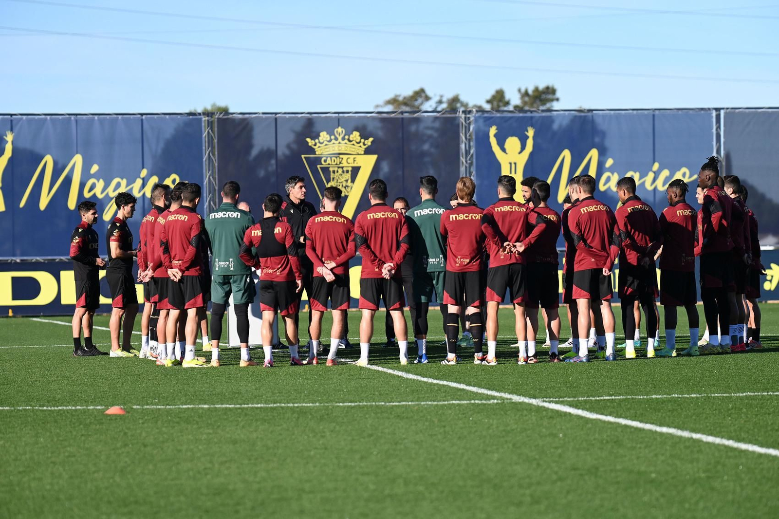 Pellegrino se dirige al grupo al comienzo del entrenamiento matinal. Pellegrino se dirige al grupo al comienzo del entrenamiento matinal.