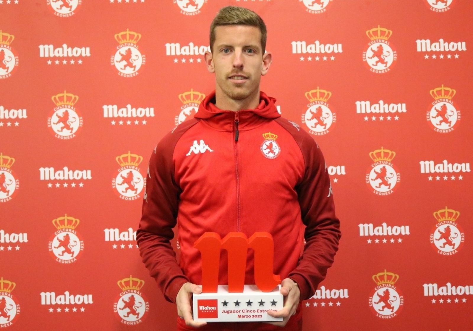 Tarsi Aguado, con el trofeo de mejor jugador de la Cultu en marzo