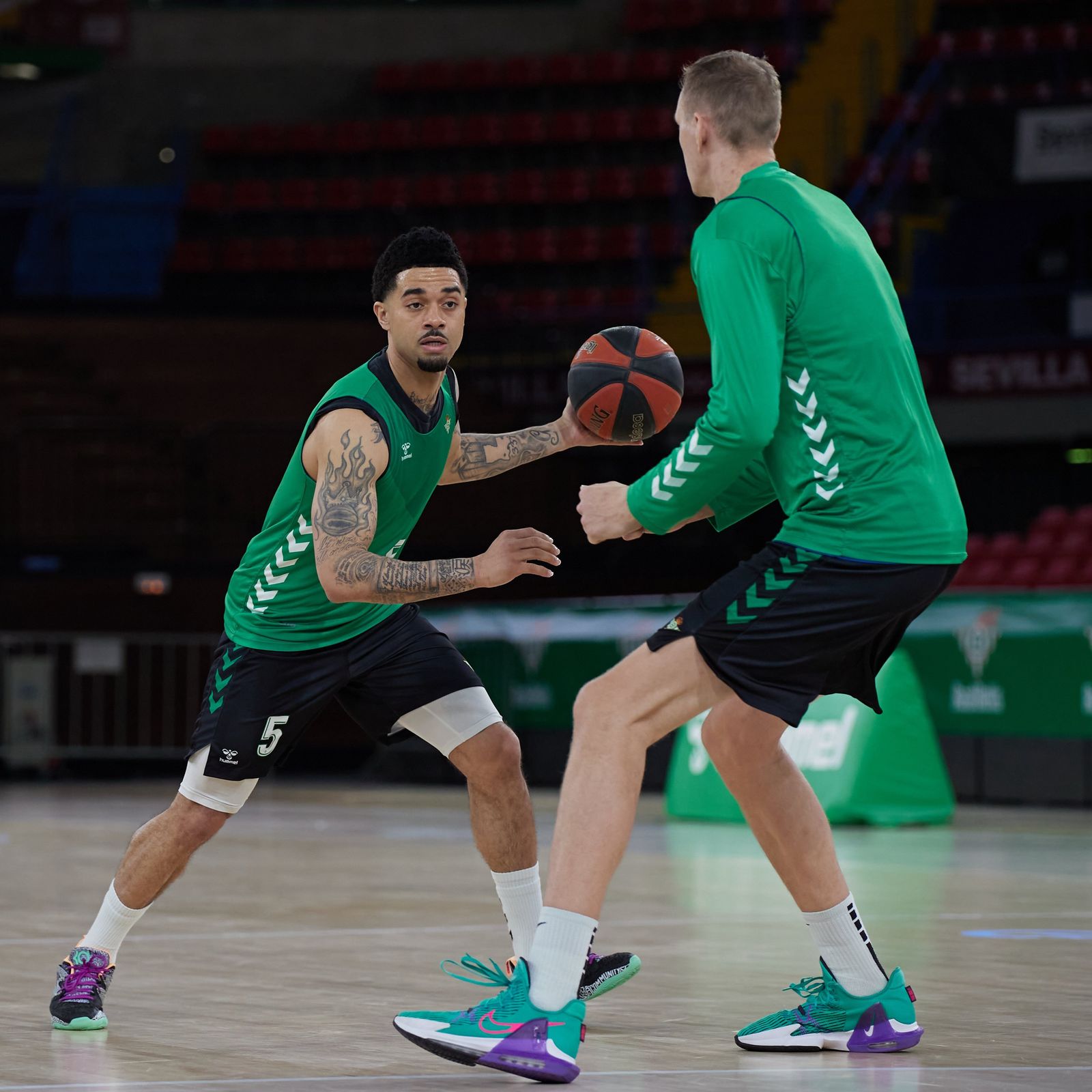 Josh Gray encara a Pasecniks durante un entrenamiento en San Pablo del Betis Baloncesto.