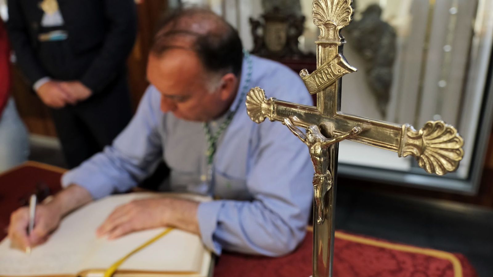 El consejero de Cultura, Turismo y Deporte firma en el libro de visitas del santuario.