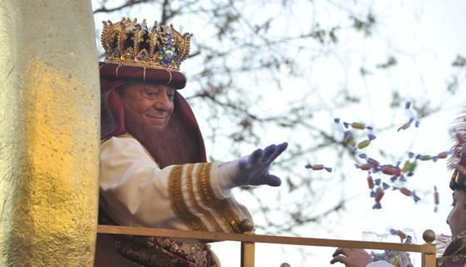 El Rey Gaspar lanza caramelos a los niños. 

Foto: Manuel Gomez, Juan Carlos Vazquez