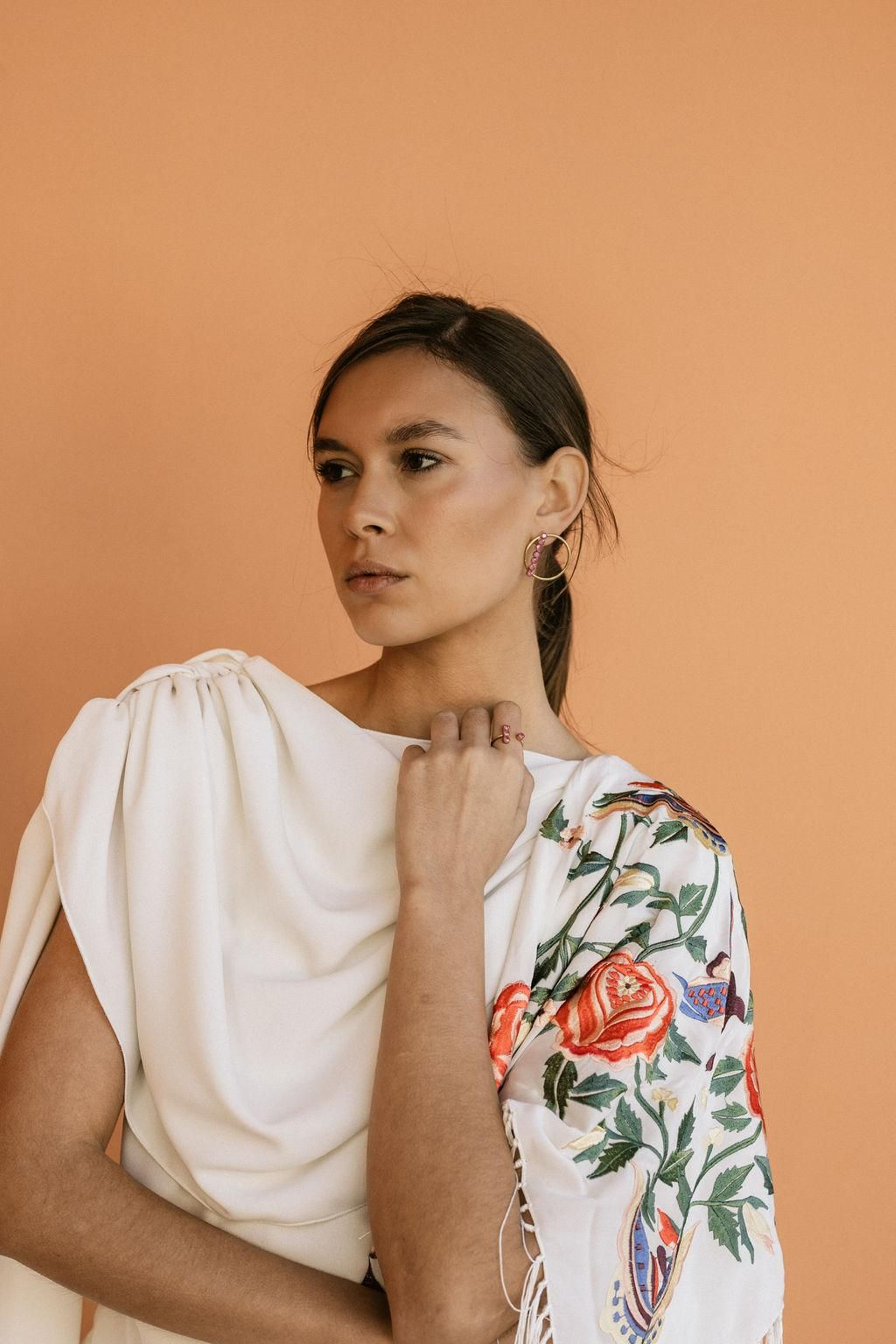 Un look de inspiración flamenca con un mantón de la firma Vestir Arte.