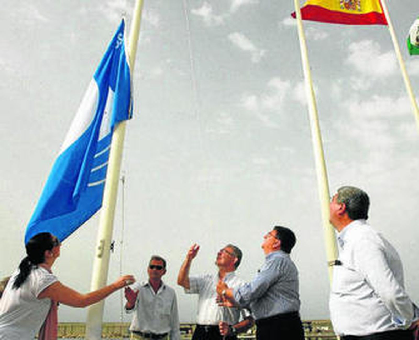 Un momento de la izada de la Bandera Azul de esta temporada estival en el puerto de Rota.